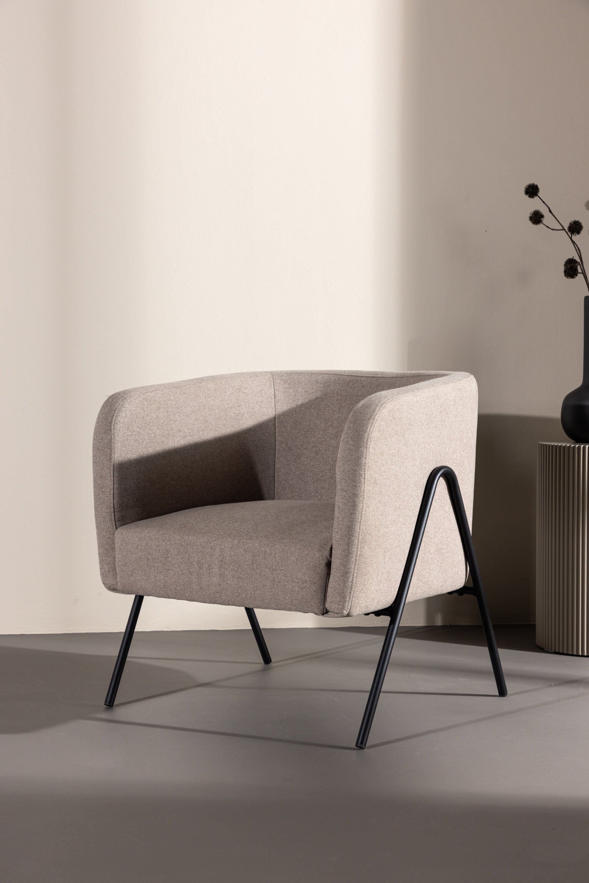 Rika Sessel in Beige präsentiert im Onlineshop von KAQTU Design AG. Sessel mit Armlehnen ist von Venture Home