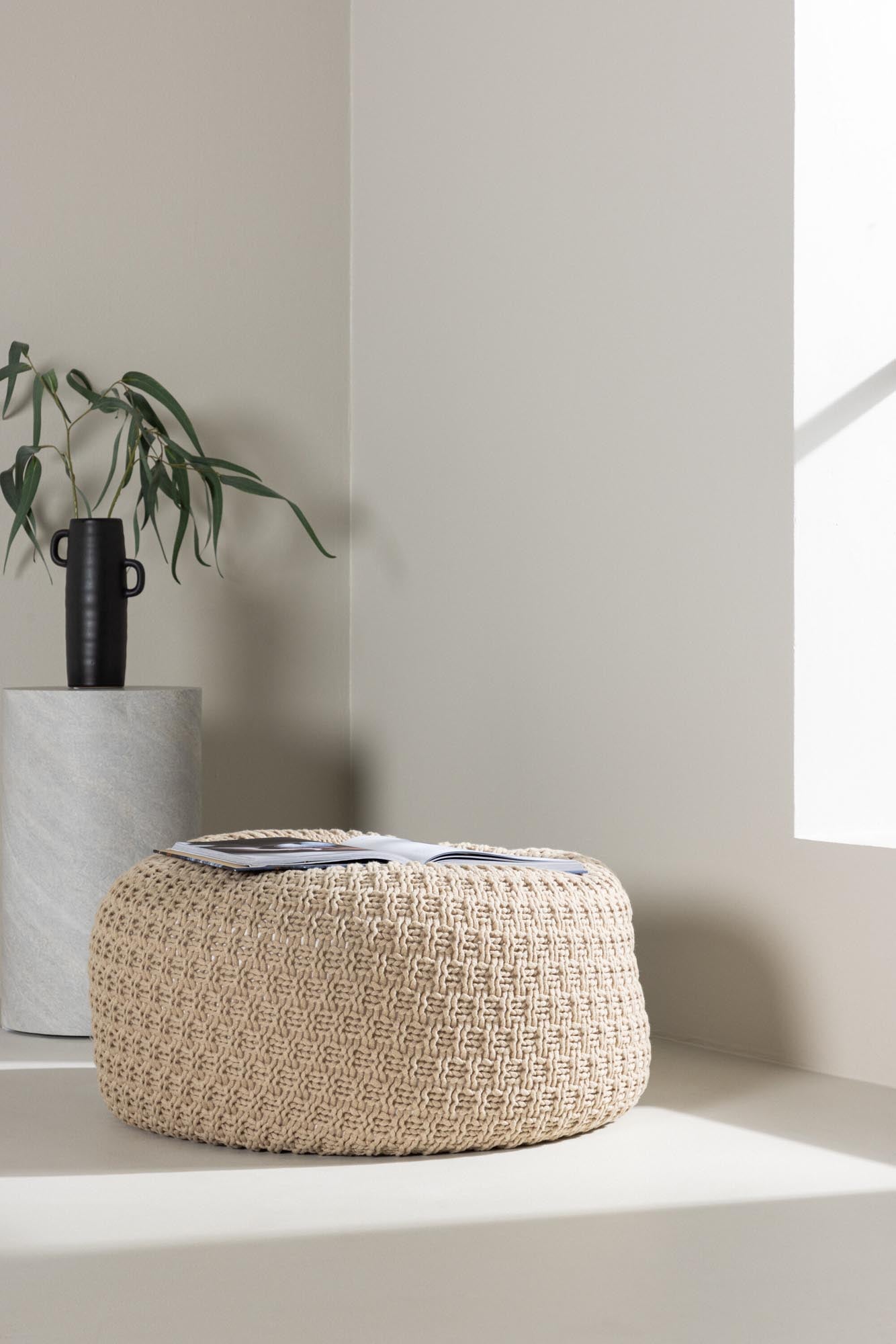 Beiger Sam Pouf von Venture Home: Komfort trifft auf zeitlose Eleganz.