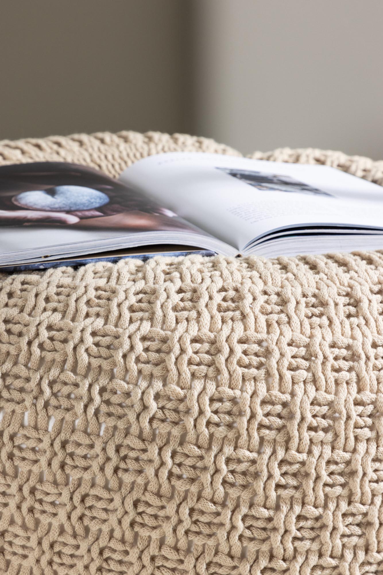 Stilvoller Sam Pouf von Venture Home: Vielseitig und modern.