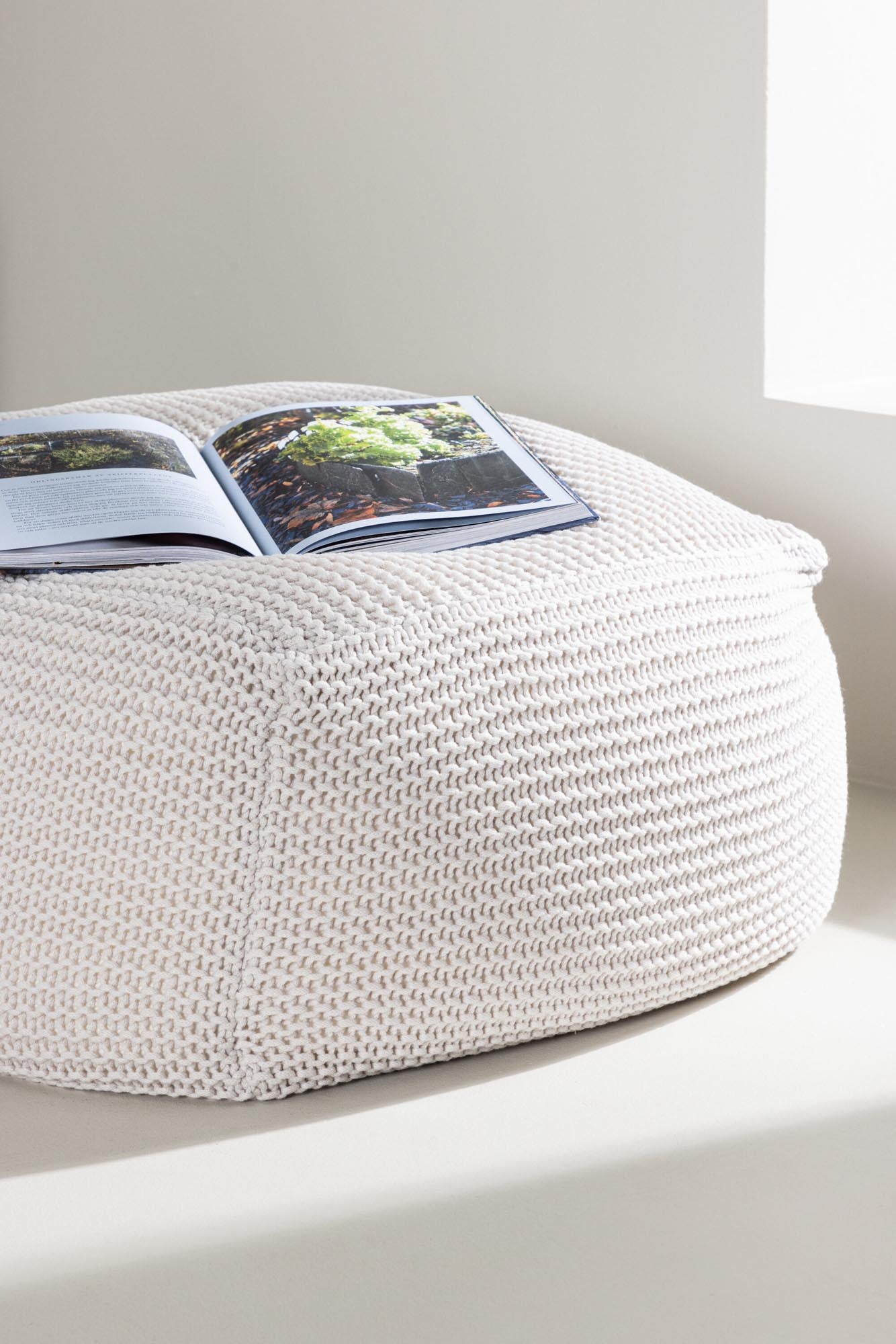 Luca Pouf: Luxuriöser Sitzkomfort in edlem Off-White von Venture Home.