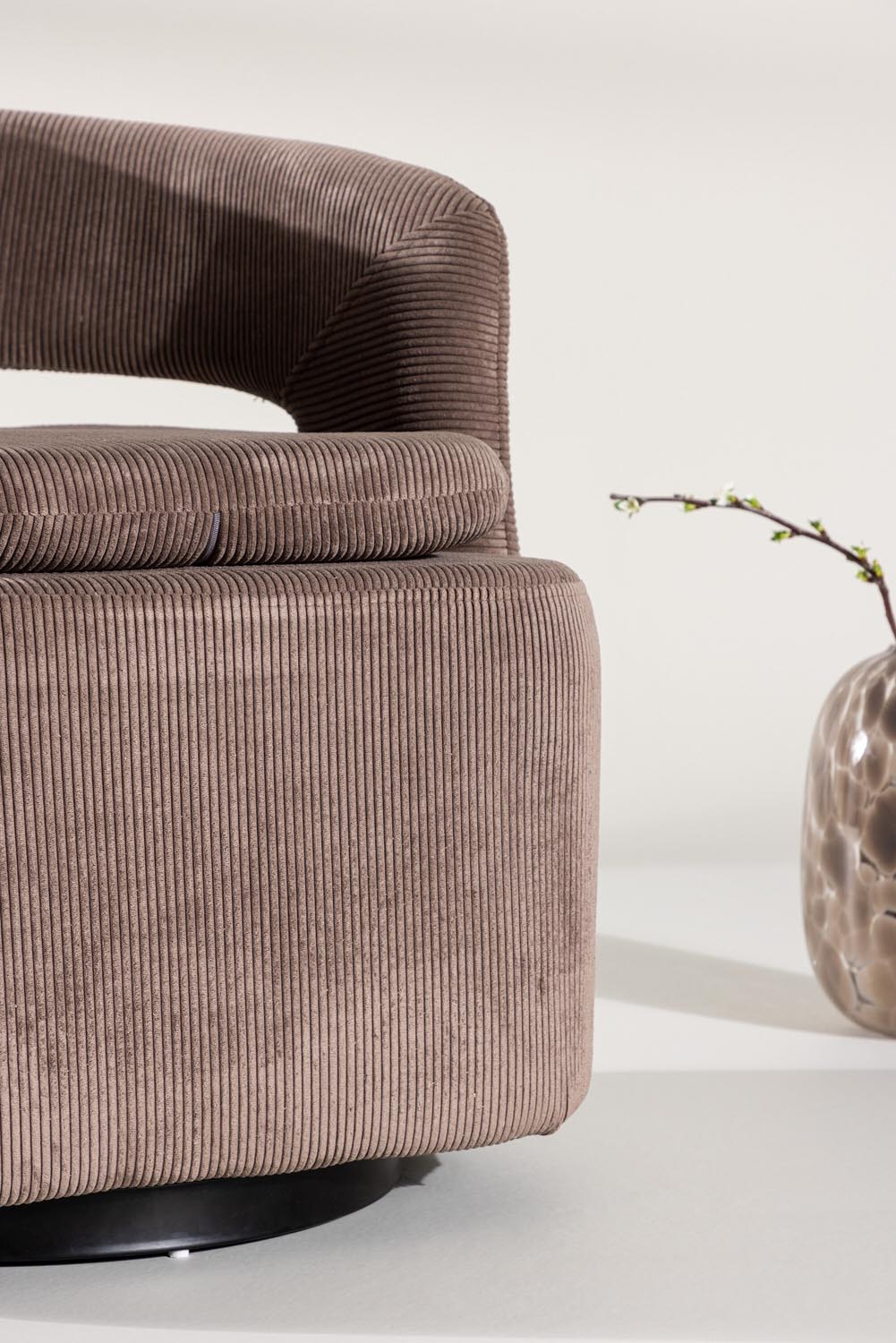 Laurel Sessel in Braun präsentiert im Onlineshop von KAQTU Design AG. Sessel mit Armlehnen ist von Venture Home