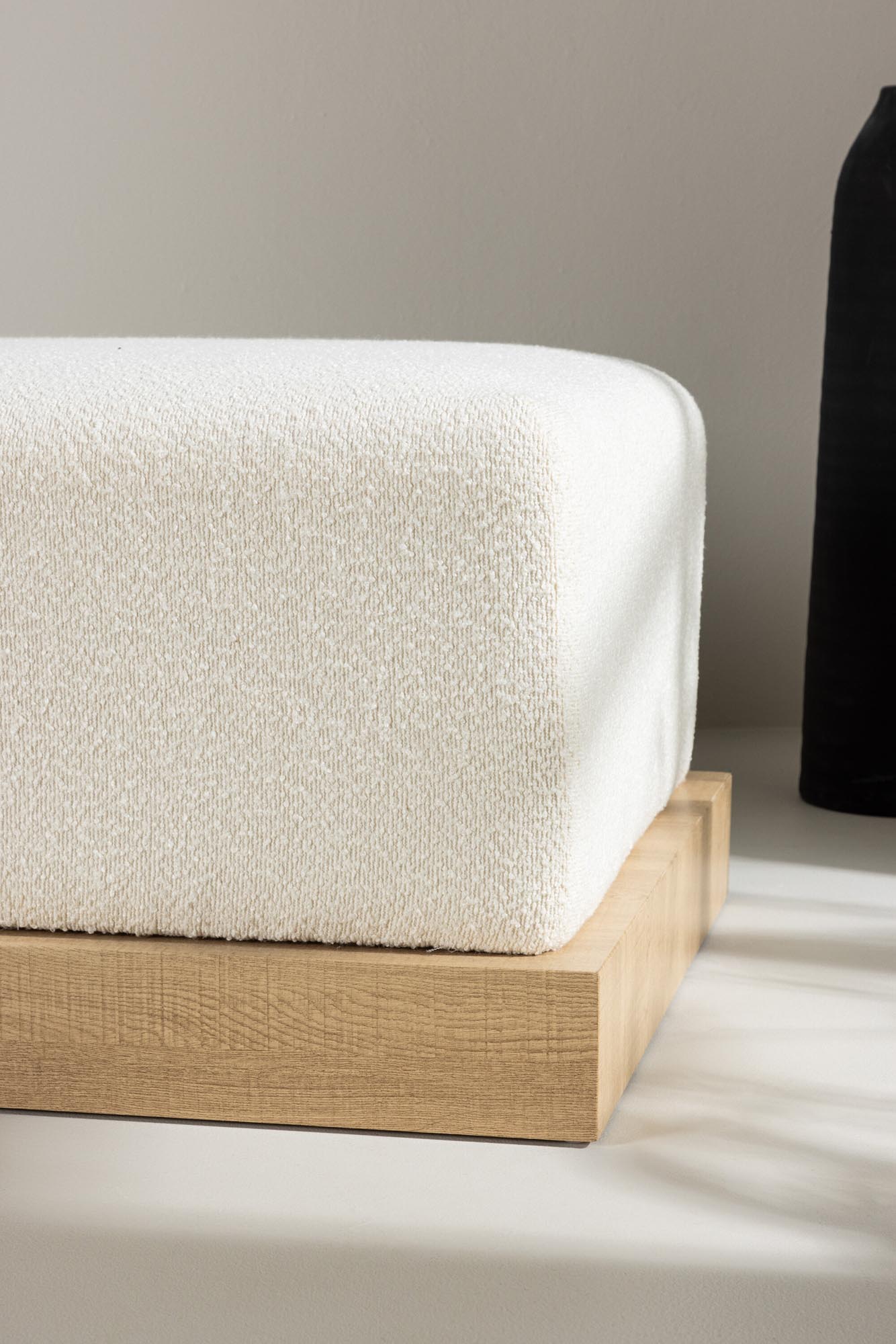 Ivy Ottoman von Venture Home: Komfort und Stil in Bouclé-Design.