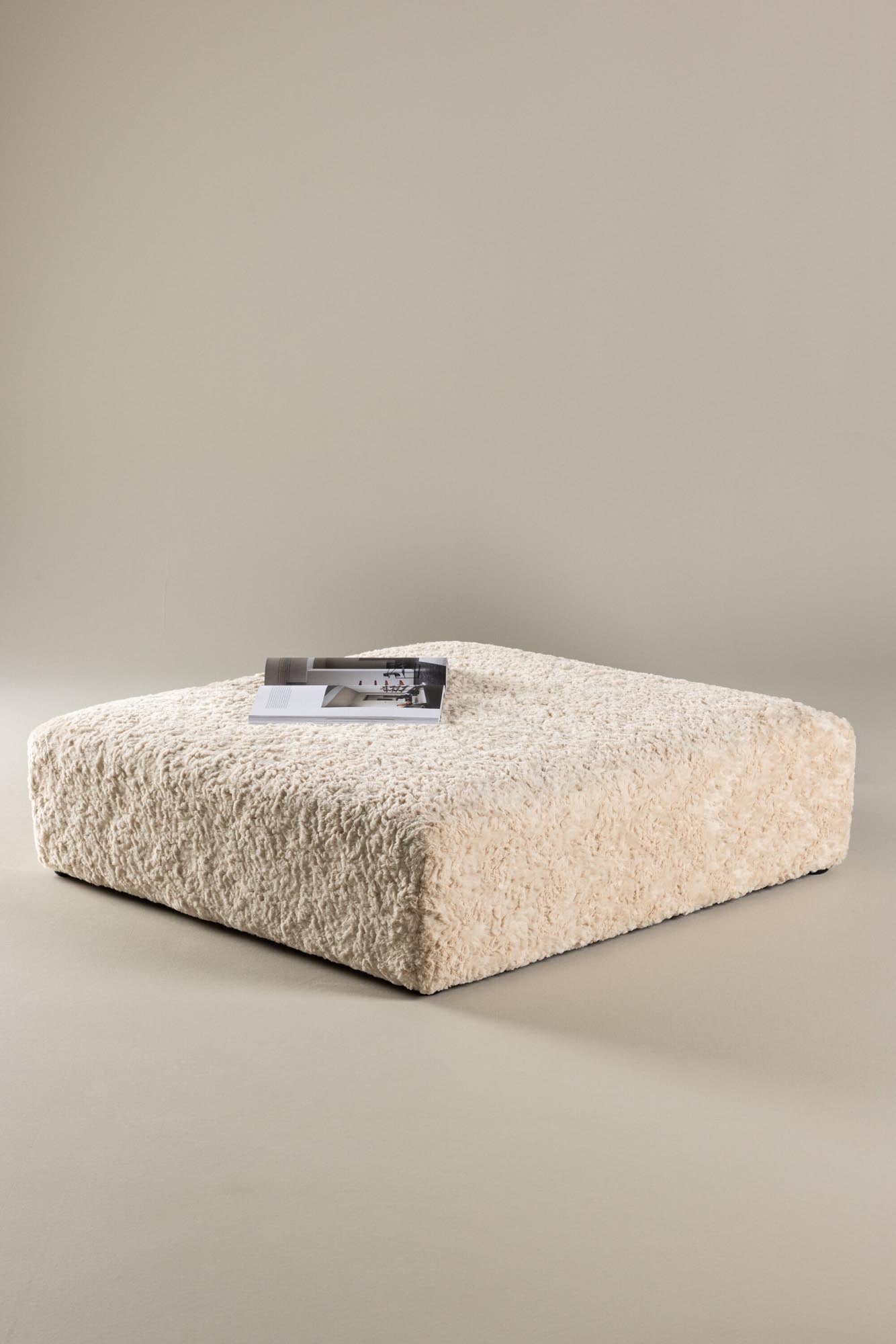 Frankie Pouf von Vind: Eleganter Pouf im weichen Sandton-Samt.