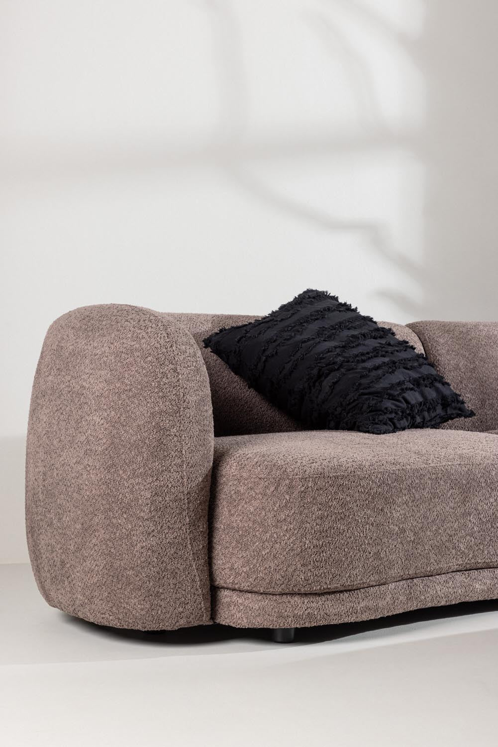 Cielo 3-Seat Sofa in Schwarz Braun präsentiert im Onlineshop von KAQTU Design AG. 3er Sofa ist von Venture Home