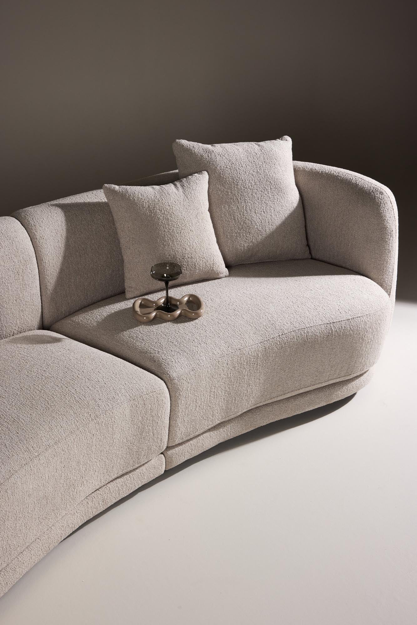 Das Cielo 3-Sitzer Sofa von Venture Home bietet stilvolles Design und Komfort, perfekt für modernes Wohnen.