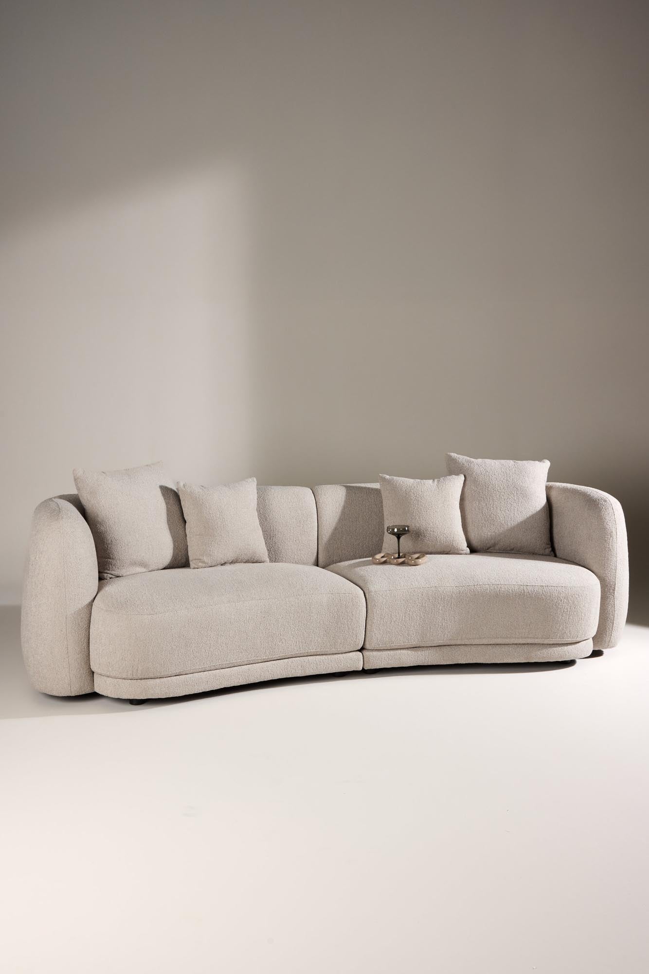 Das Cielo 3-Sitzer Sofa von Venture Home kombiniert modernes Design mit Komfort, ideal für stilvolle Wohnbereiche.