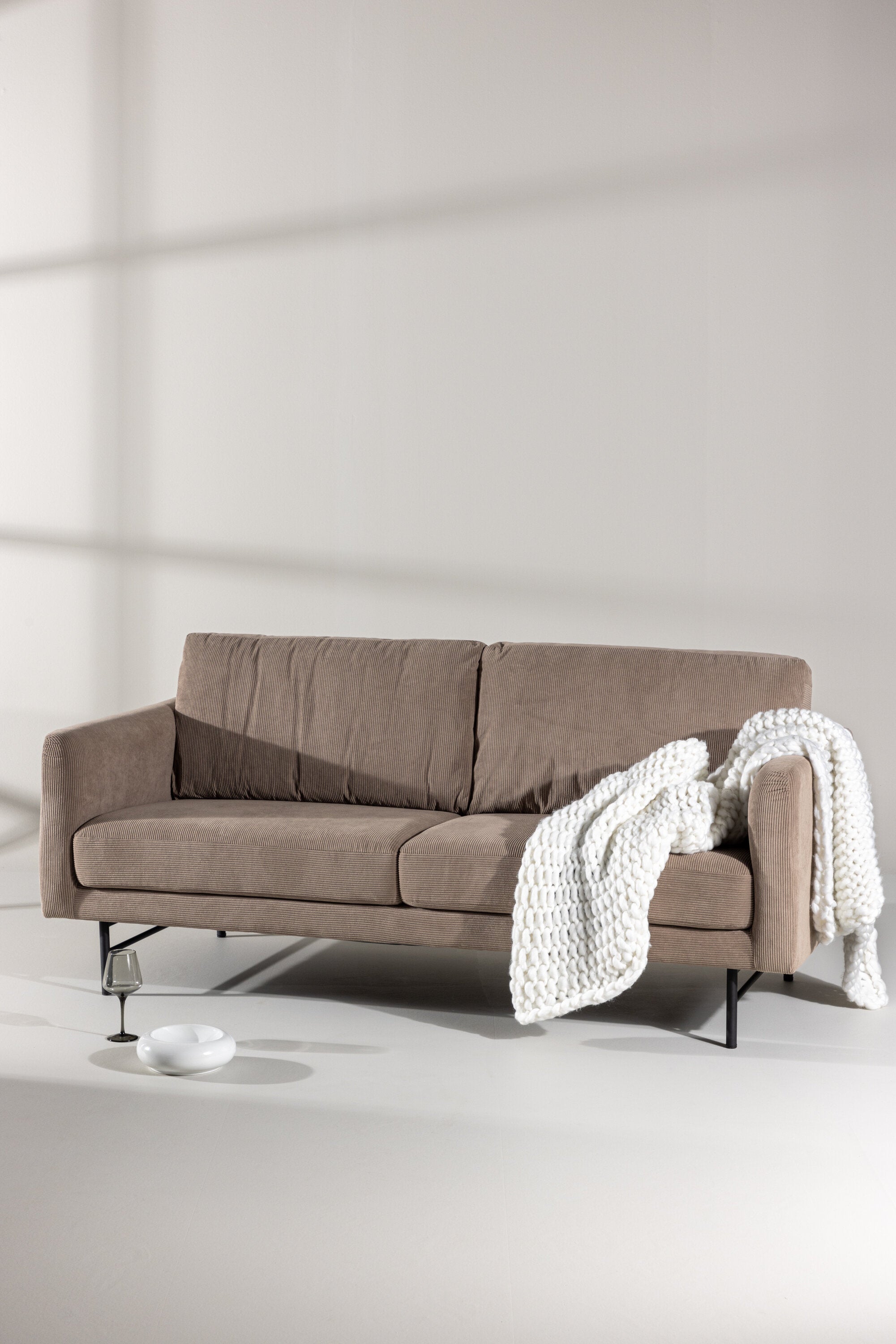 Sky 3-Seat Sofa in Braun präsentiert im Onlineshop von KAQTU Design AG. 3er Sofa ist von Venture Home