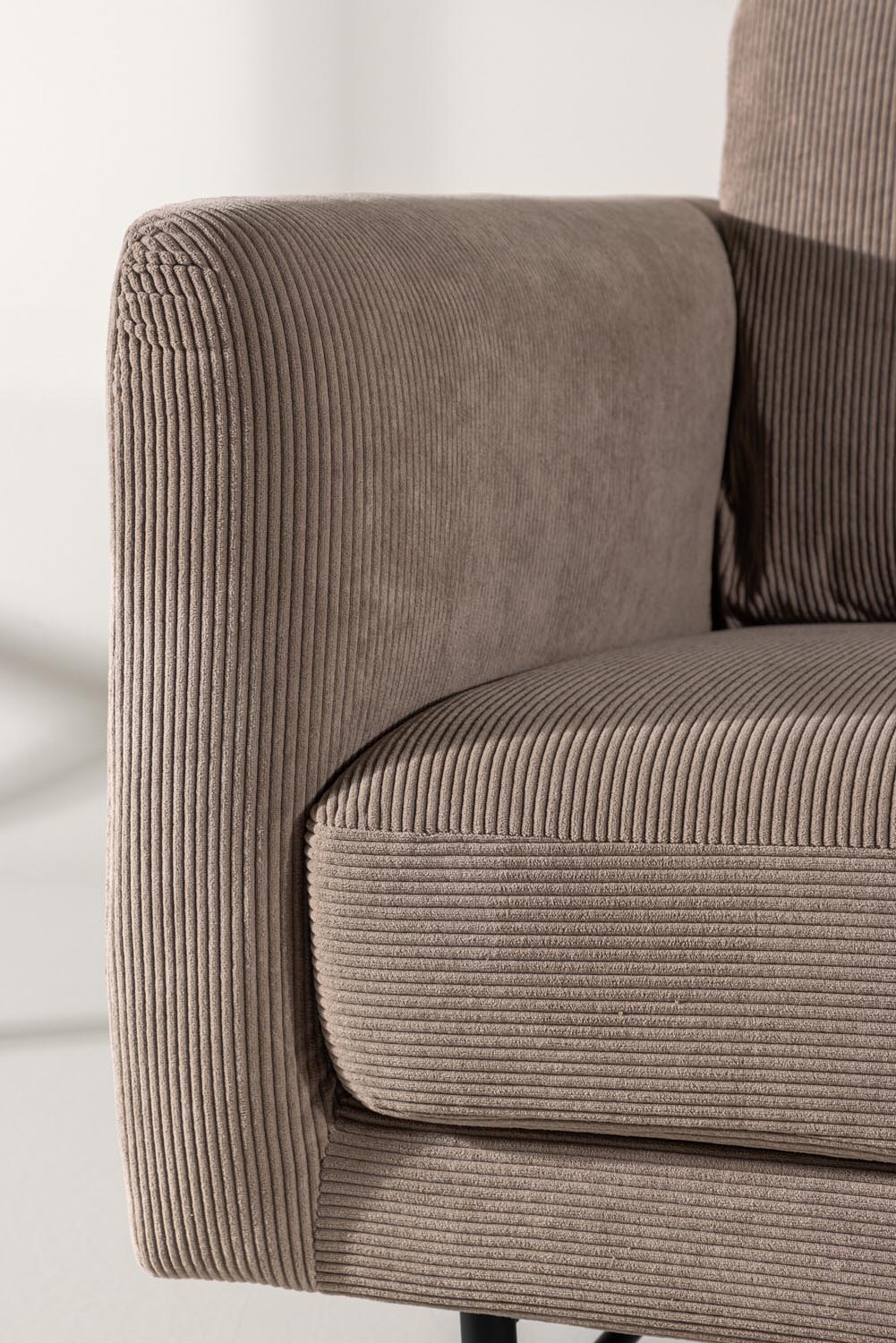 Sky 3-Seat Sofa in Braun präsentiert im Onlineshop von KAQTU Design AG. 3er Sofa ist von Venture Home