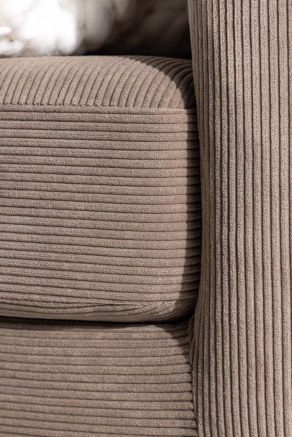 Sky 3-Seat Sofa in Braun präsentiert im Onlineshop von KAQTU Design AG. 3er Sofa ist von Venture Home