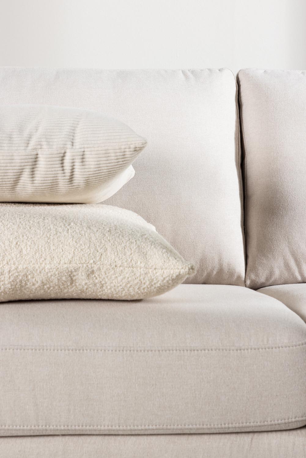 Sky 3-Seat Sofa in Weiss präsentiert im Onlineshop von KAQTU Design AG. 3er Sofa ist von Venture Home