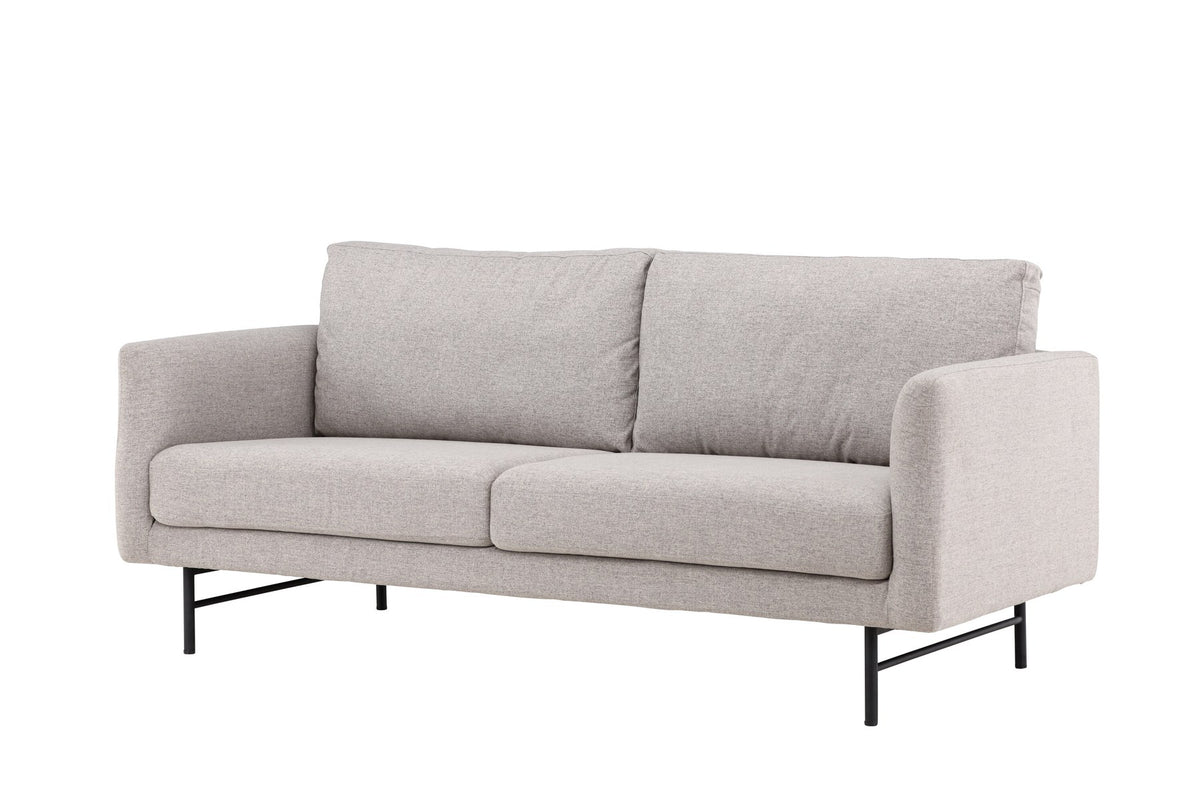 Braunes 3er Sofa Sky von Venture Home mit schwarzen Stahlbeinen, Polsterung aus Polyester und Schaumstoff, inklusive Kissen.
