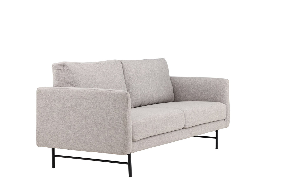 Braunes 3er Sofa Sky von Venture Home mit schwarzen Stahlbeinen, Polsterung aus Polyester und Schaumstoff, inklusive Kissen.