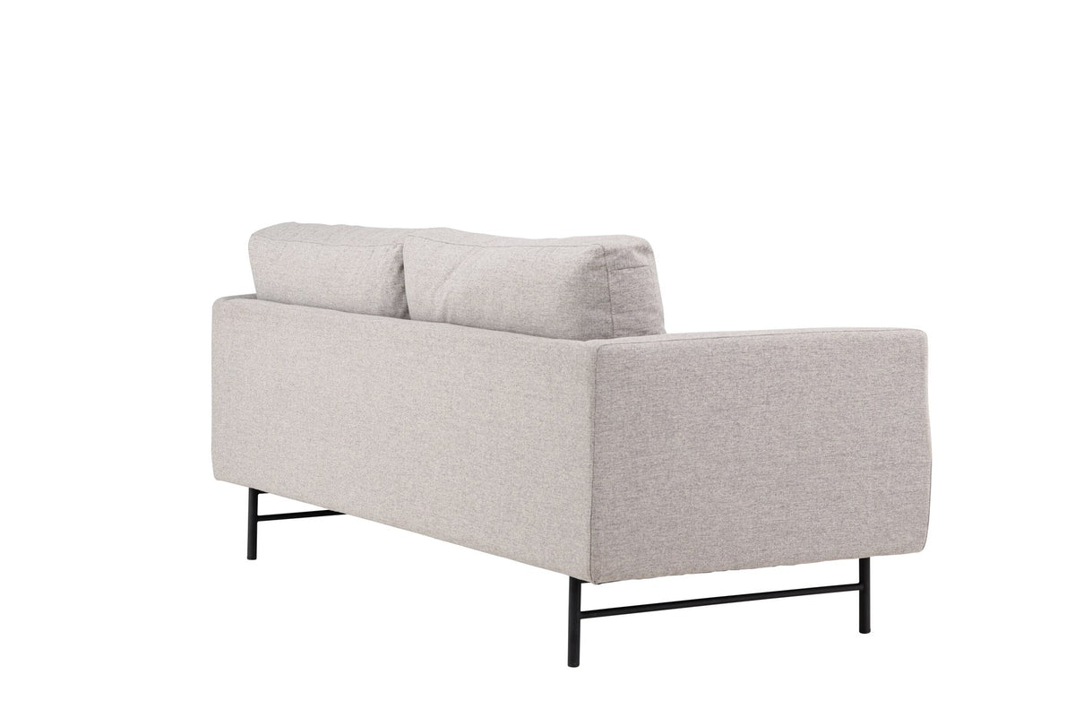 Braunes 3er Sofa Sky von Venture Home mit schwarzen Stahlbeinen, Polsterung aus Polyester und Schaumstoff, inklusive Kissen.