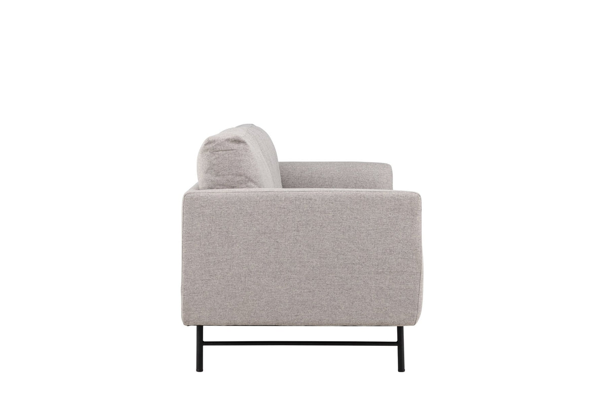 Braunes 3er Sofa Sky von Venture Home mit schwarzen Stahlbeinen, Polsterung aus Polyester und Schaumstoff, inklusive Kissen.