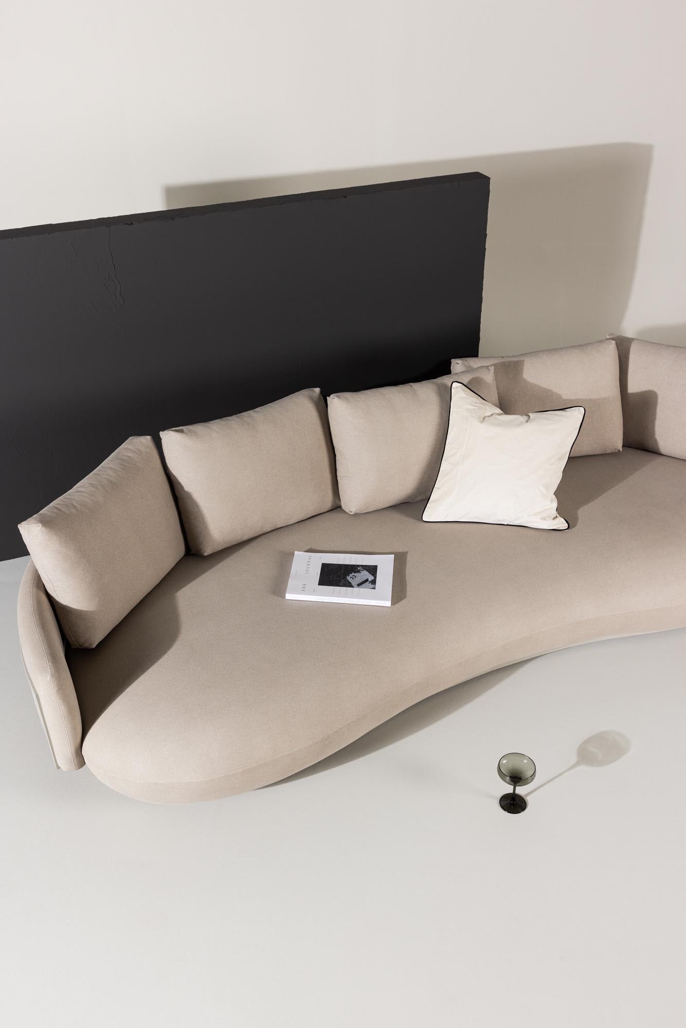 Elegantes 4-Sitzer Sofa von Venture Home für zeitlose Eleganz.