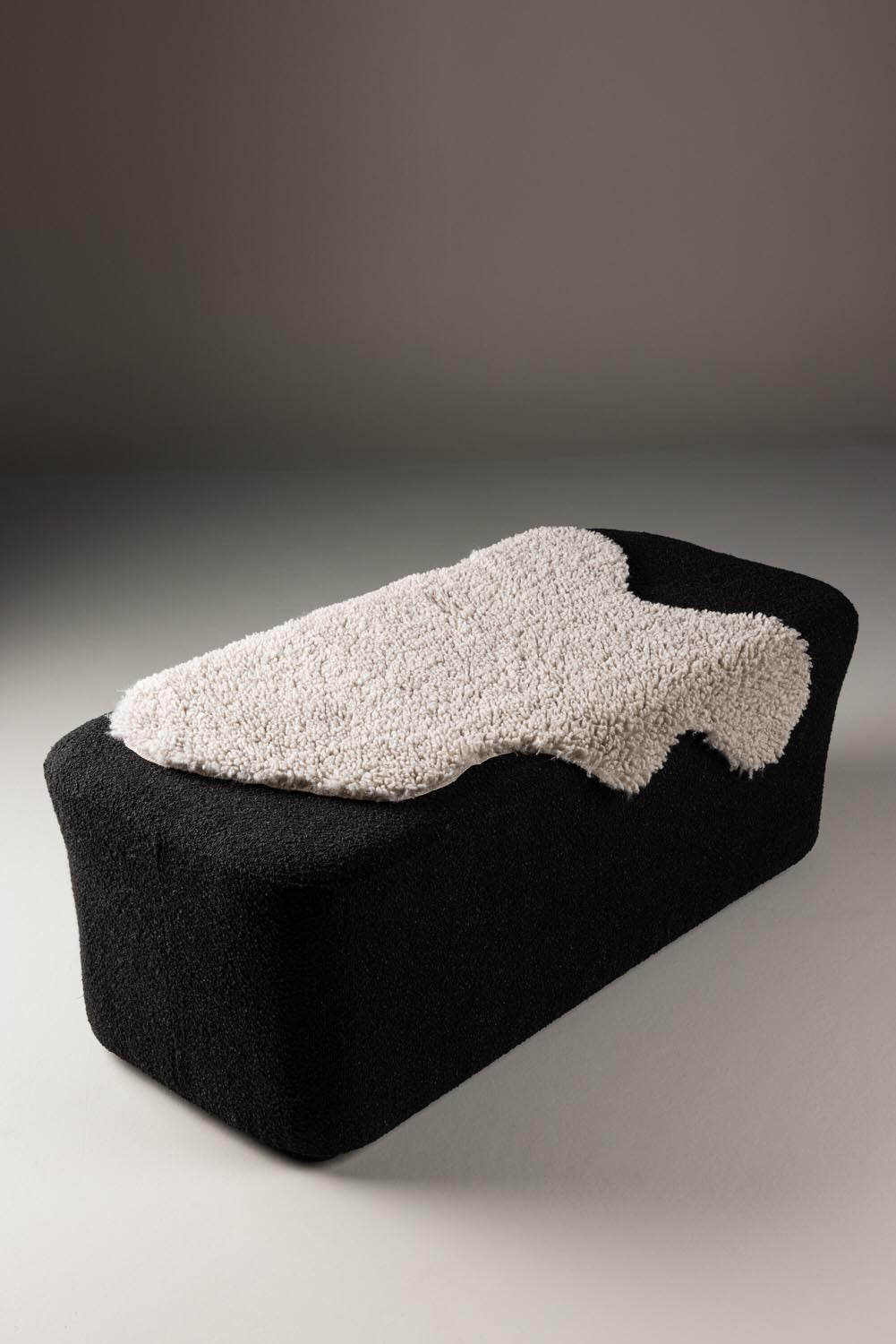 Katy Throw in Hellgrau präsentiert im Onlineshop von KAQTU Design AG. Fell ist von Venture Home