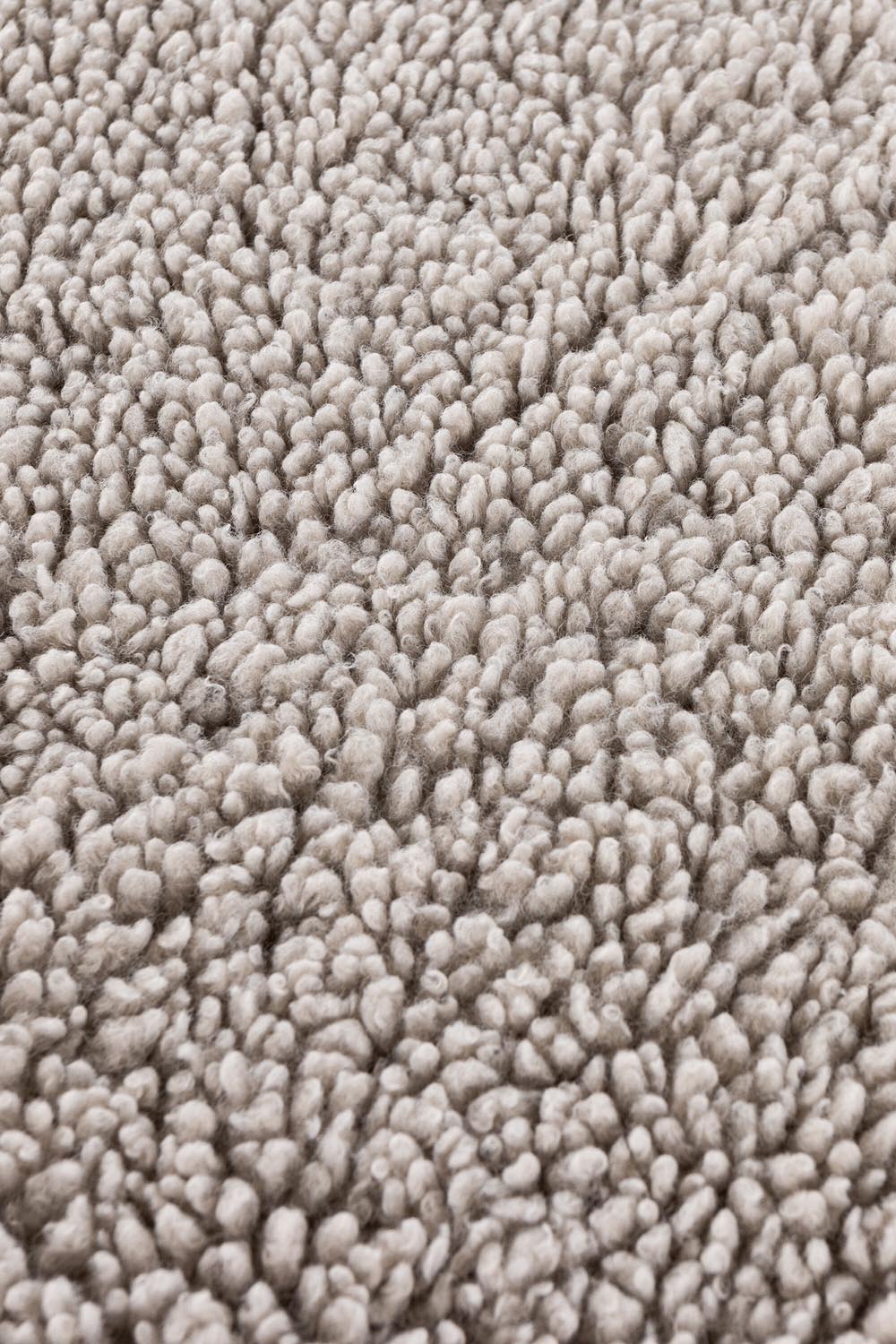 Katy Throw in Hellgrau präsentiert im Onlineshop von KAQTU Design AG. Fell ist von Venture Home