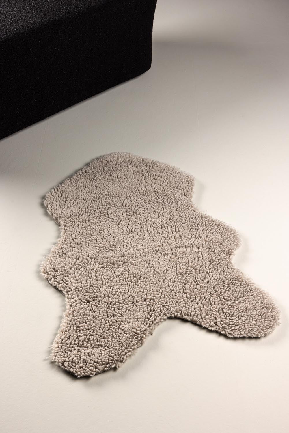 Katy Throw in Hellgrau präsentiert im Onlineshop von KAQTU Design AG. Fell ist von Venture Home