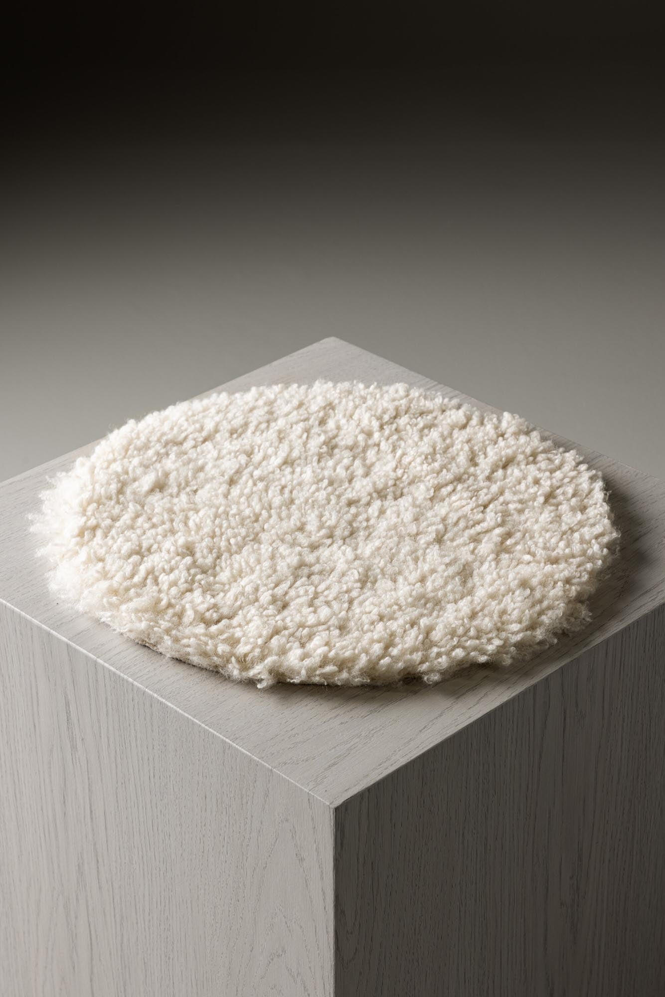 Eleganter Katy Stuhl von Venture Home für modernen Wohnstil.