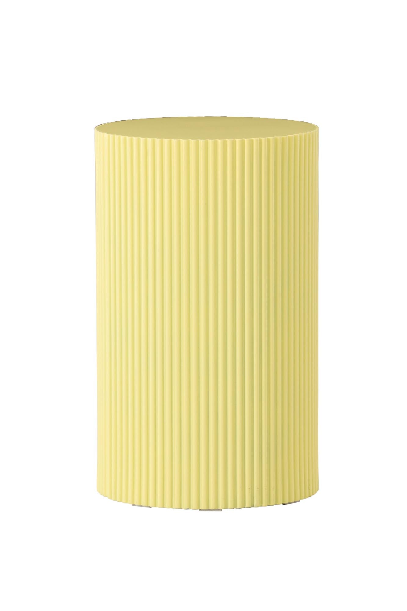 Der Lenox Beistelltisch von Venture Home vereint modernes Design mit praktischer Nutzung. Seine runde Form und die geriffelte Oberfläche setzen stilvolle Akzente in jedem Raum.