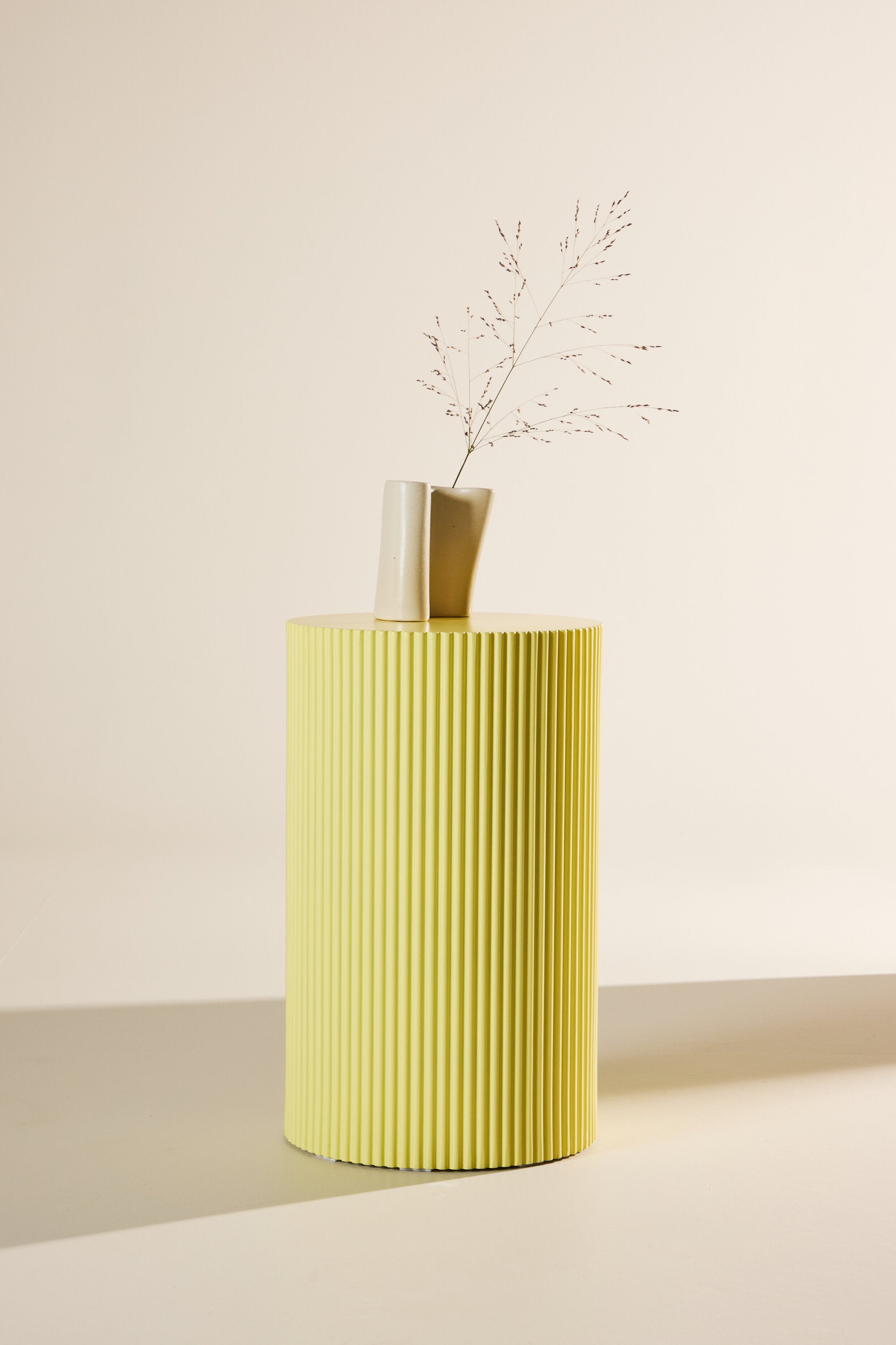 Lenox Beistelltisch in Gelb präsentiert im Onlineshop von KAQTU Design AG. Beistelltisch ist von Venture Home