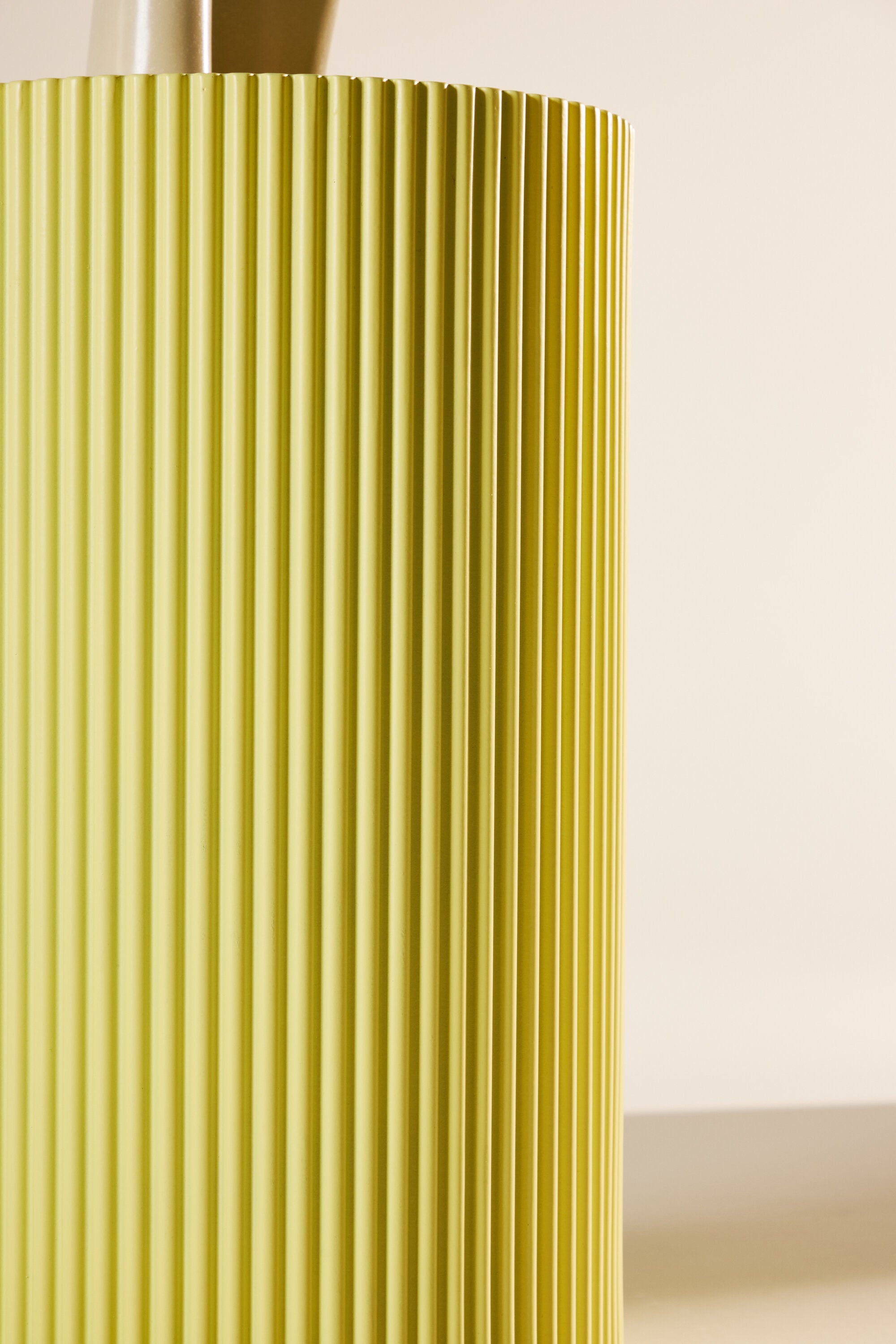 Lenox Beistelltisch in Gelb präsentiert im Onlineshop von KAQTU Design AG. Beistelltisch ist von Venture Home