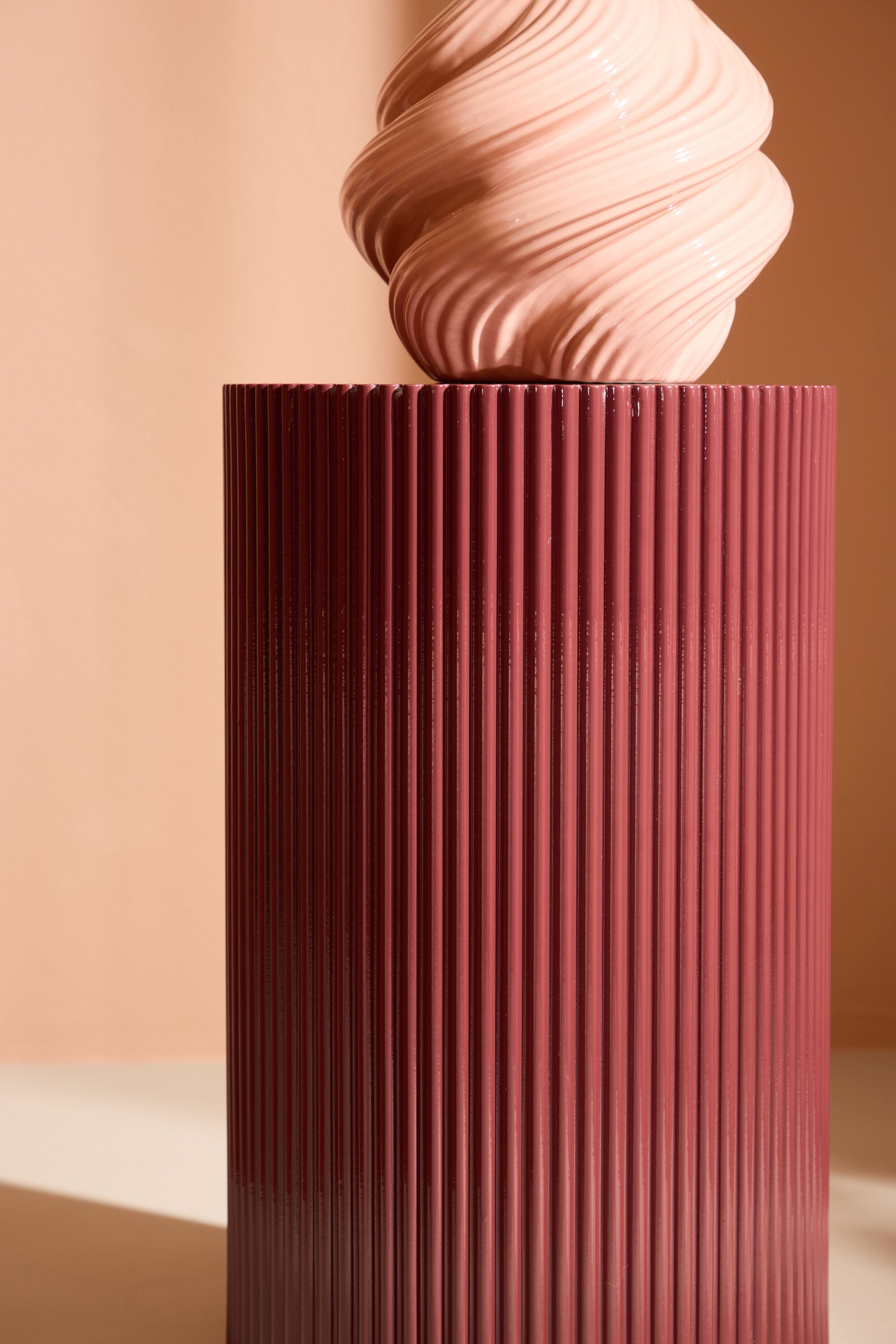 Lenox Beistelltisch in Burgund präsentiert im Onlineshop von KAQTU Design AG. Beistelltisch ist von Venture Home