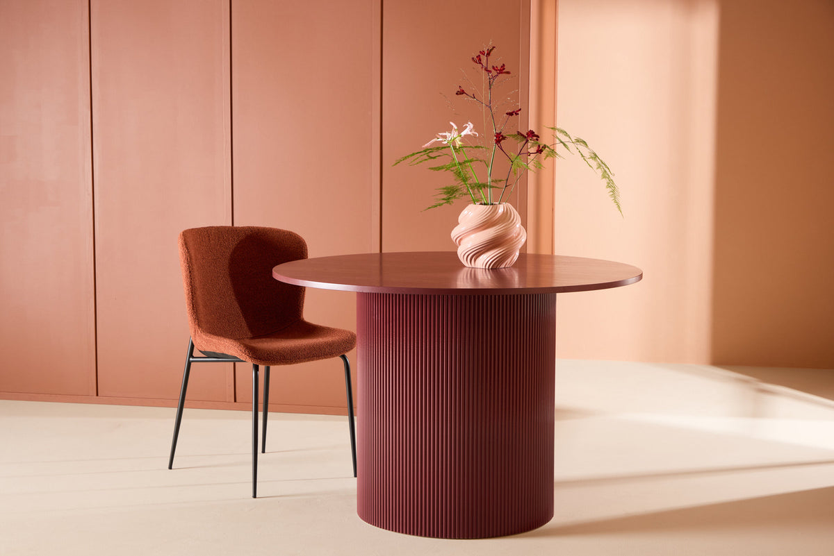 Lenox Esstisch in Burgund präsentiert im Onlineshop von KAQTU Design AG. Esstisch ist von Venture Home