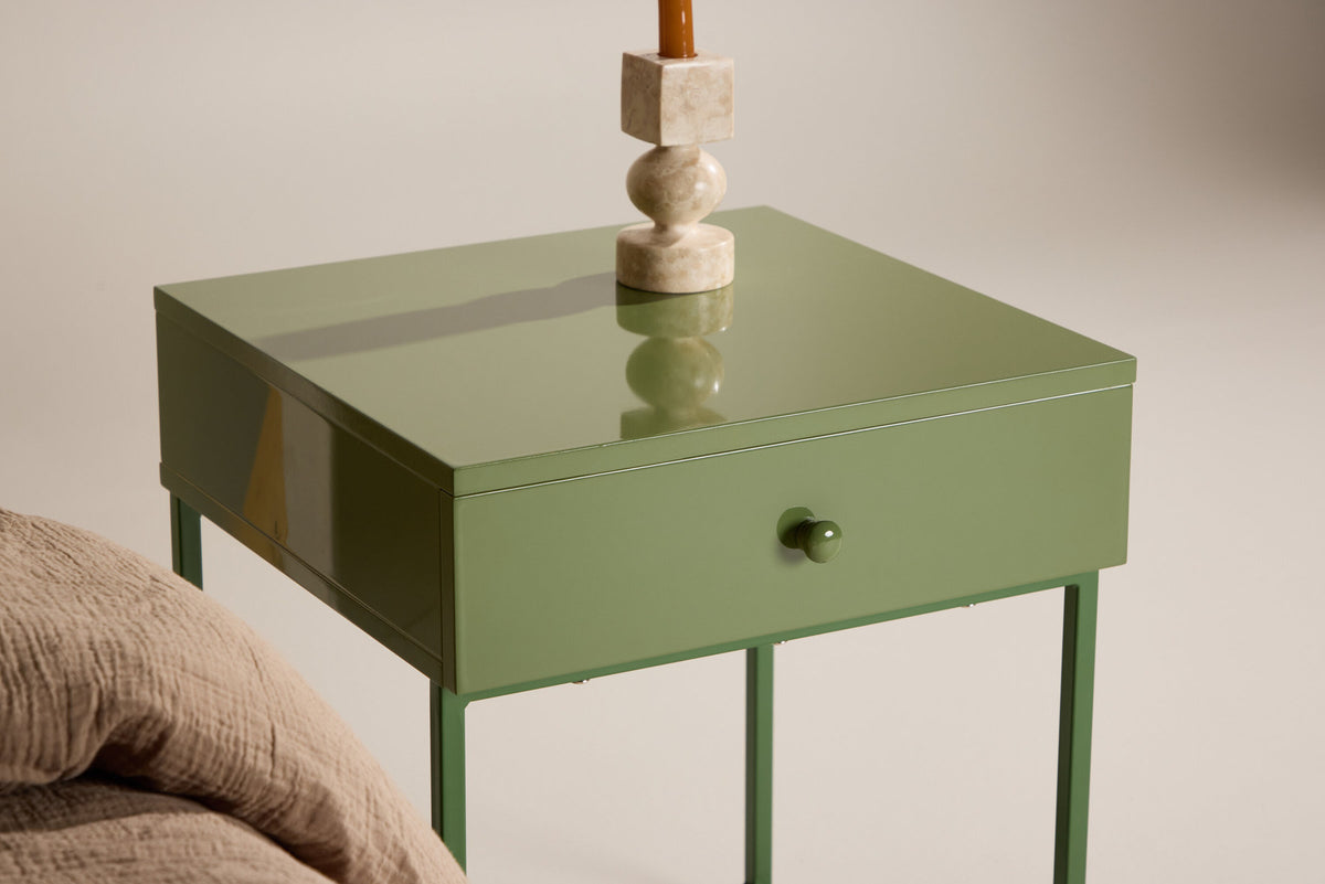 Bakal Nachttisch in Grün präsentiert im Onlineshop von KAQTU Design AG. Beistelltisch ist von Venture Home