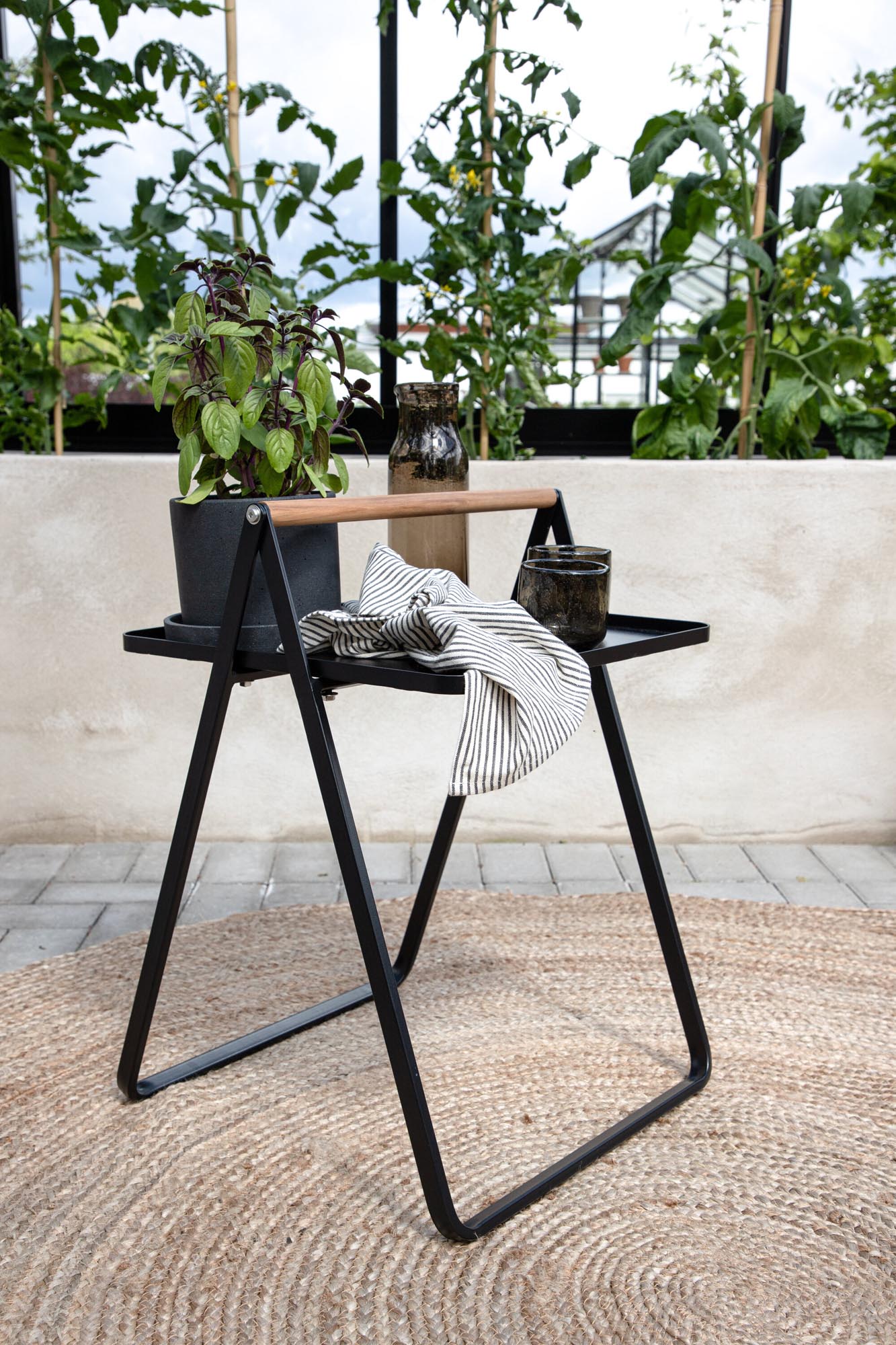 Eleganter Clarin Beistelltisch von Venture Home für modernes Wohnen.