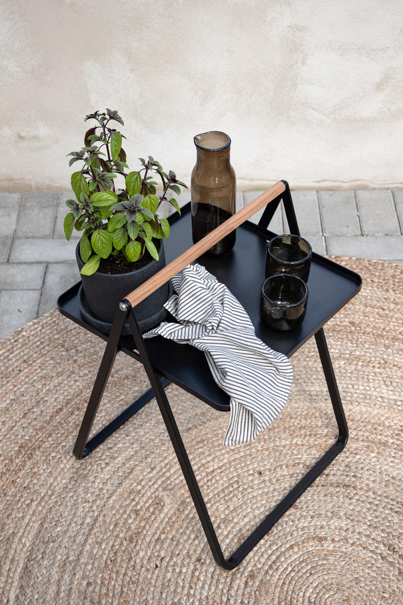 Moderner Clarin Beistelltisch von Venture Home für stilvolle Akzente.