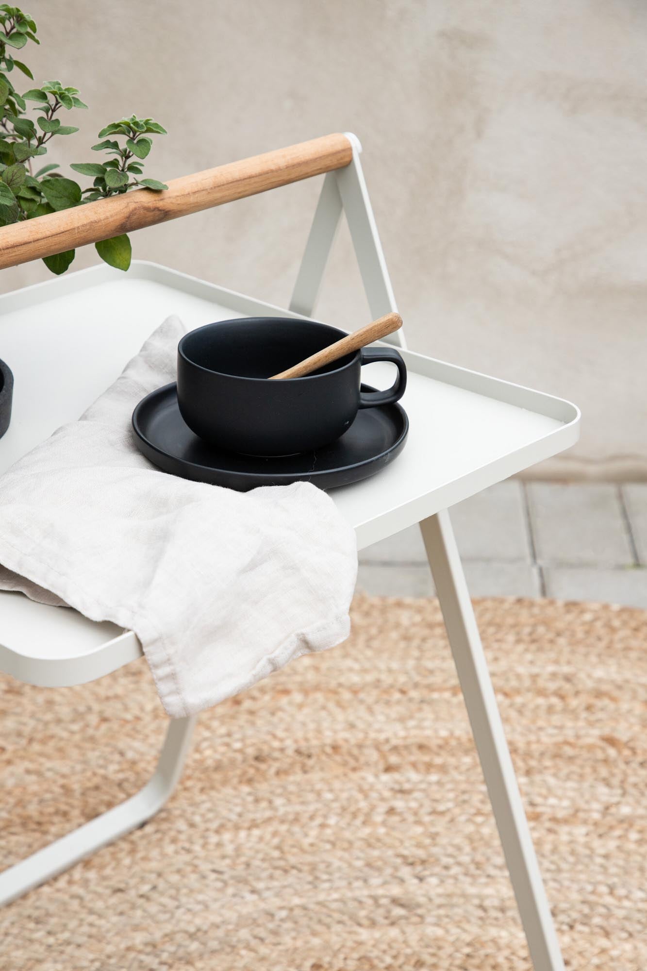 Moderner Clarin Beistelltisch von Venture Home für stilvolle Terrassen.