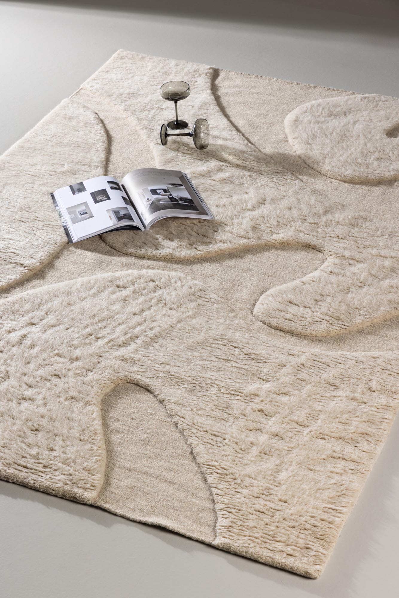 Boone Teppich: Elegante Beige-Töne für moderne Wohnkultur.