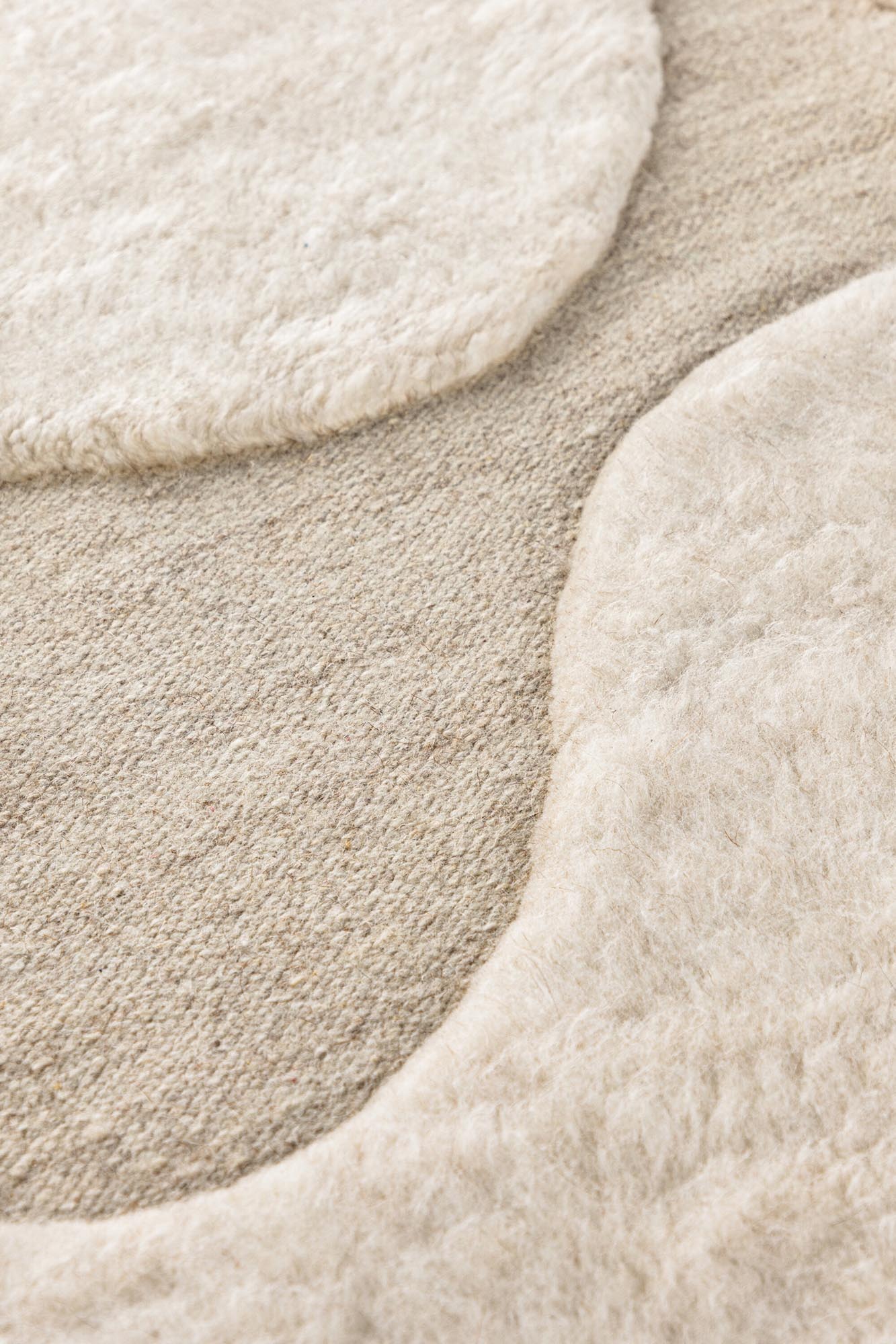 Boone Teppich: Stilvolle Beige-Ästhetik für zeitgemässes Wohnen.