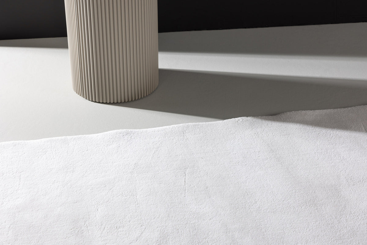 Nixie Teppich in Weiss präsentiert im Onlineshop von KAQTU Design AG. Teppich ist von Venture Home