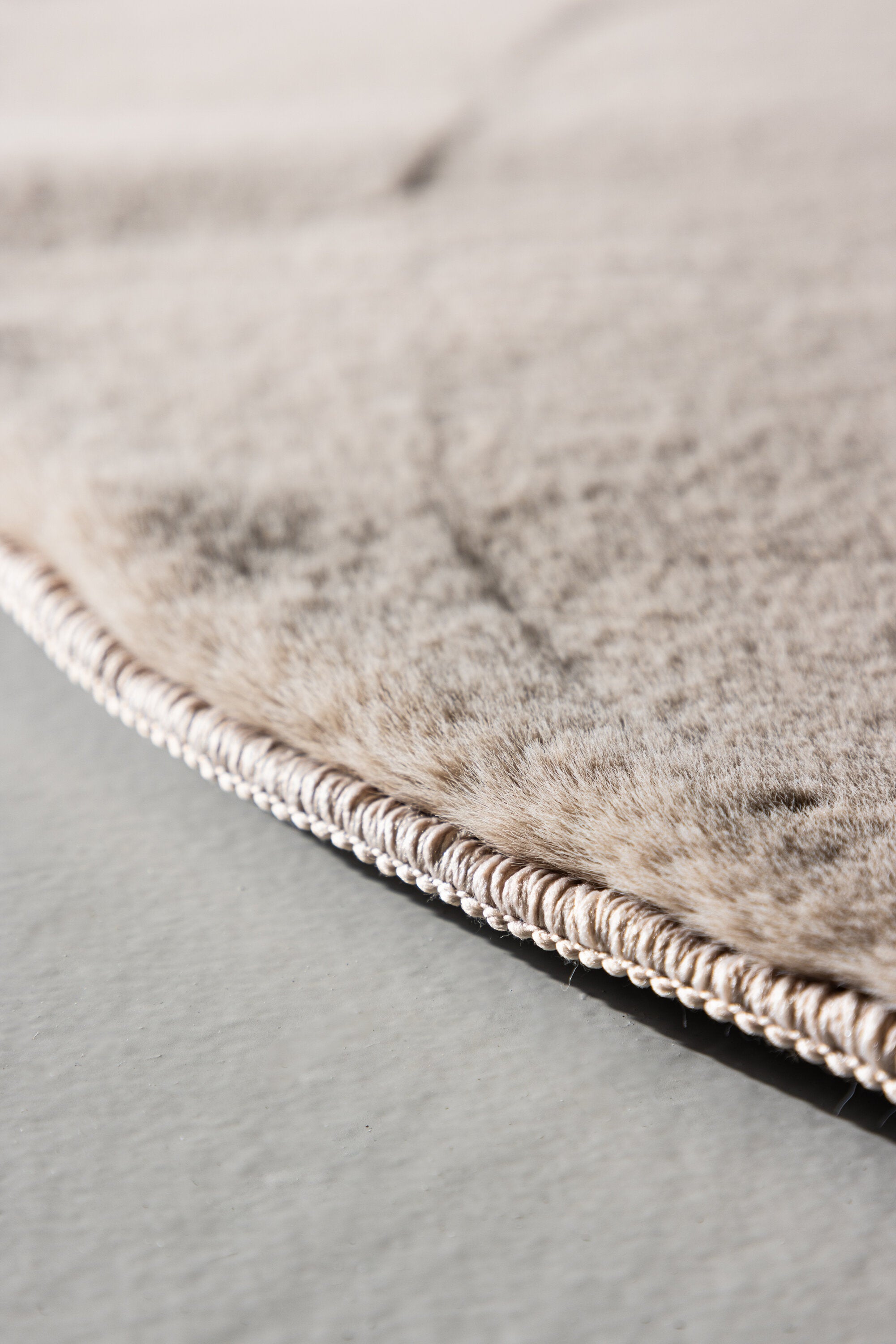 Leni Teppich in Beige präsentiert im Onlineshop von KAQTU Design AG. Teppich ist von Venture Home