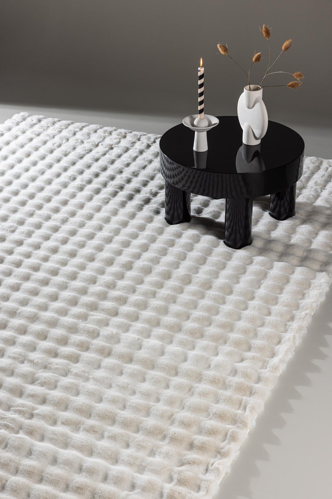 Eleganter Novis Teppich von Venture Home für ein gemütliches Ambiente.