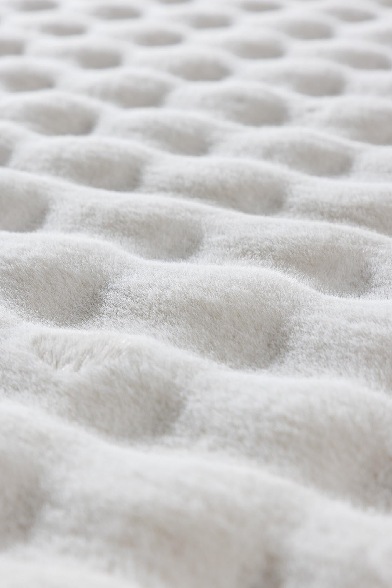 Novis Teppich: Eleganz und Wärme für Ihr Zuhause von Venture Home.