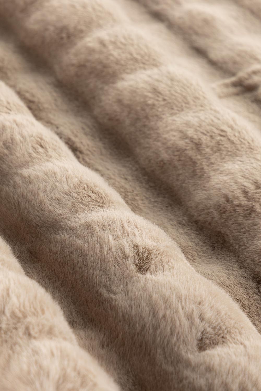Novis Teppich in Beige präsentiert im Onlineshop von KAQTU Design AG. Teppich ist von Venture Home