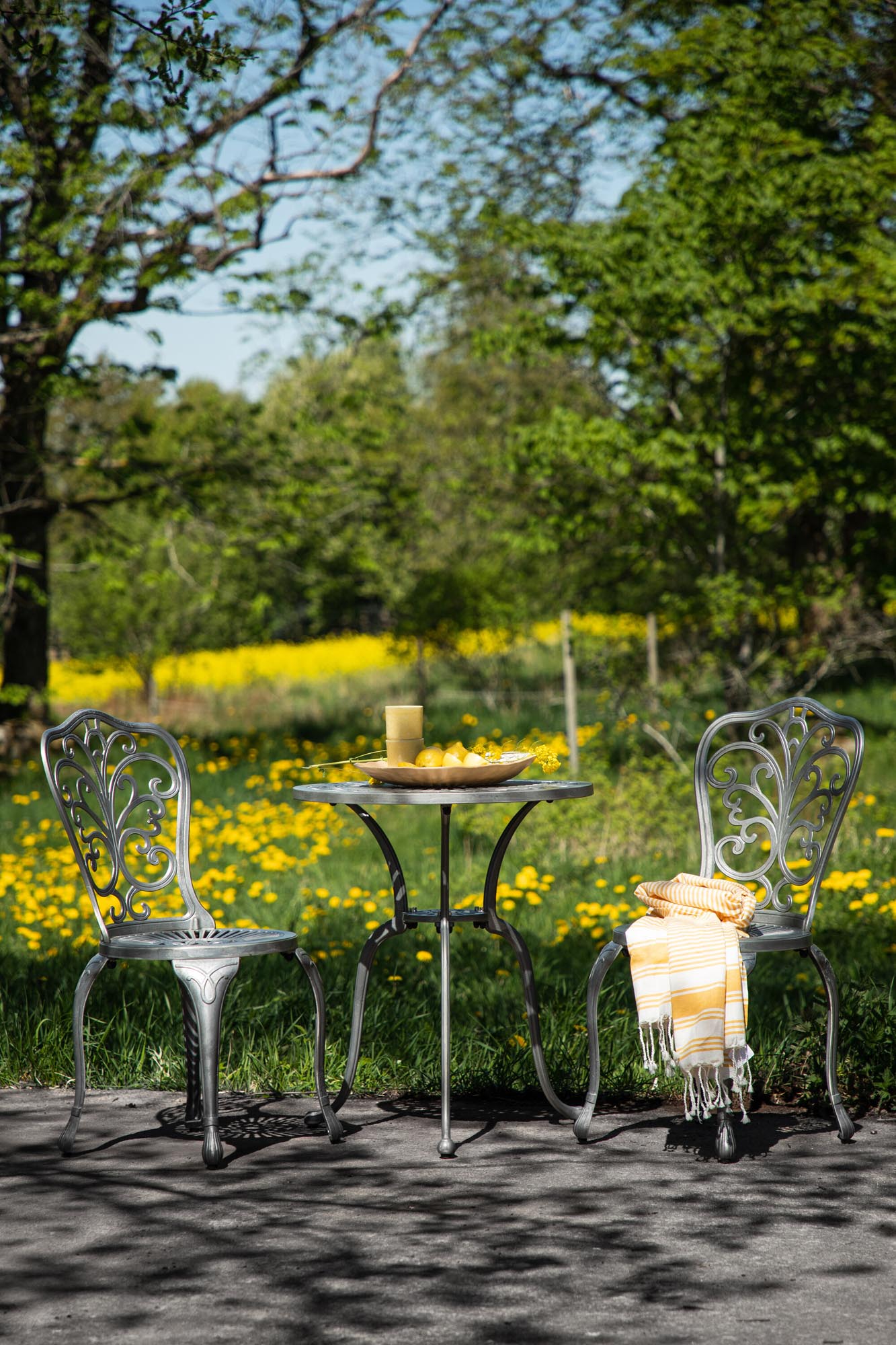 Charmantes Nandin Café Outdoorset: Ideal für entspannte Stunden im Freien. Wetterfest, leicht und stilvoll – für jeden Garten!