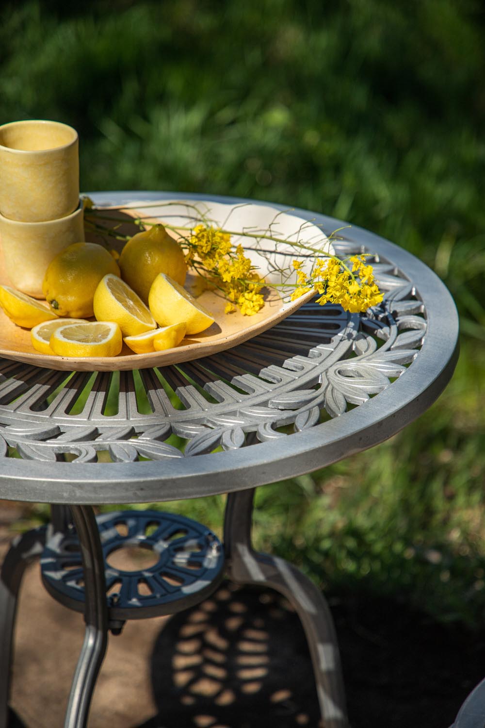 Nandin Café Outdoorset ⌀60cm/2St. in Silber präsentiert im Onlineshop von KAQTU Design AG. Gartentischset ist von Venture Home