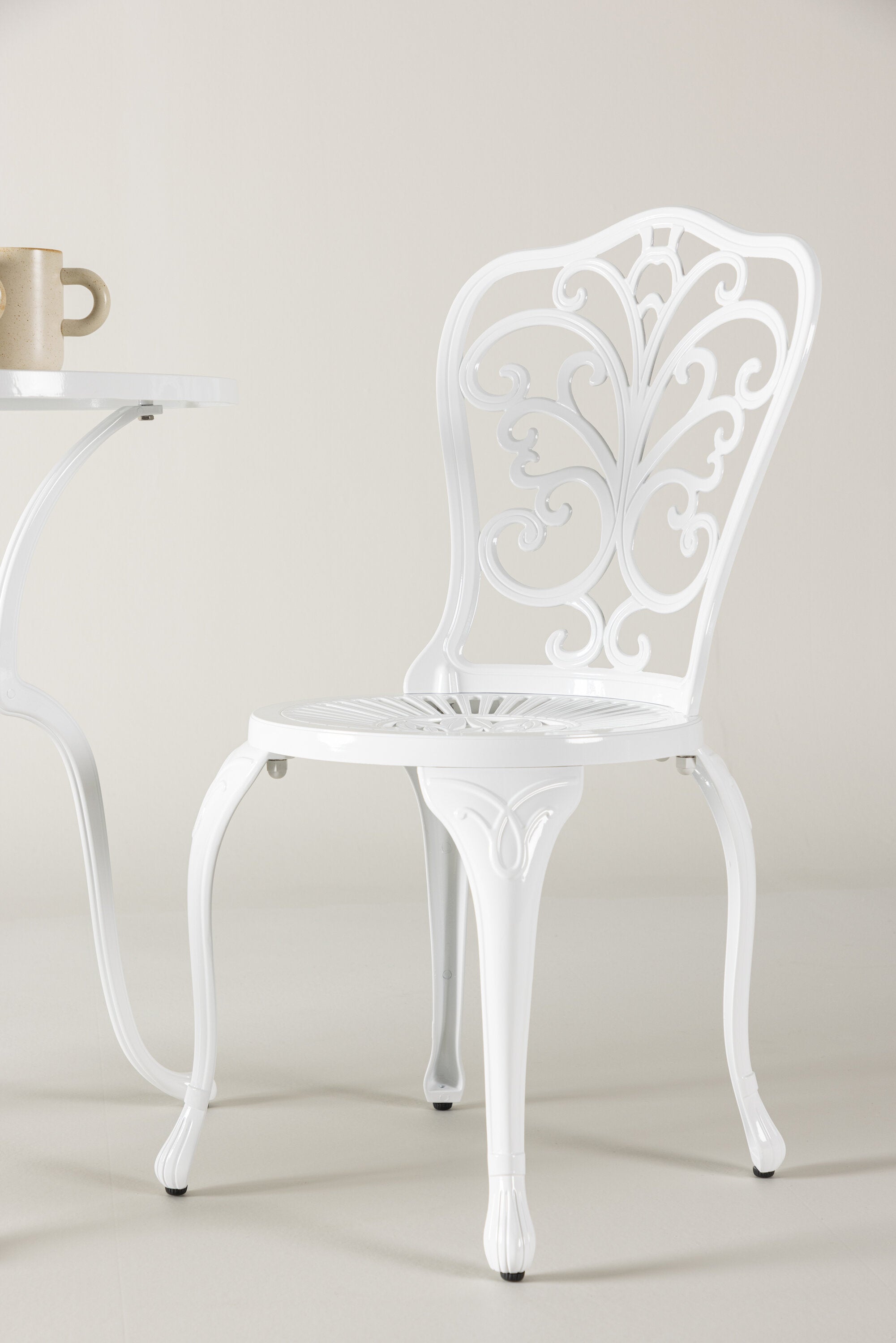 Nandin Tisch Set in Weiss / Weiss präsentiert im Onlineshop von KAQTU Design AG. Gartentischset ist von Venture Home