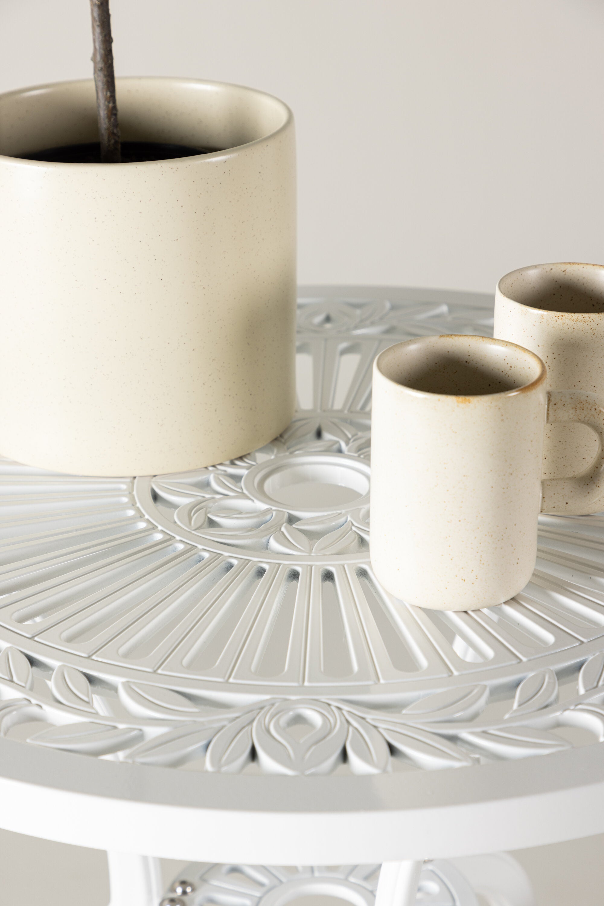 Nandin Tisch Set in Weiss / Weiss präsentiert im Onlineshop von KAQTU Design AG. Gartentischset ist von Venture Home