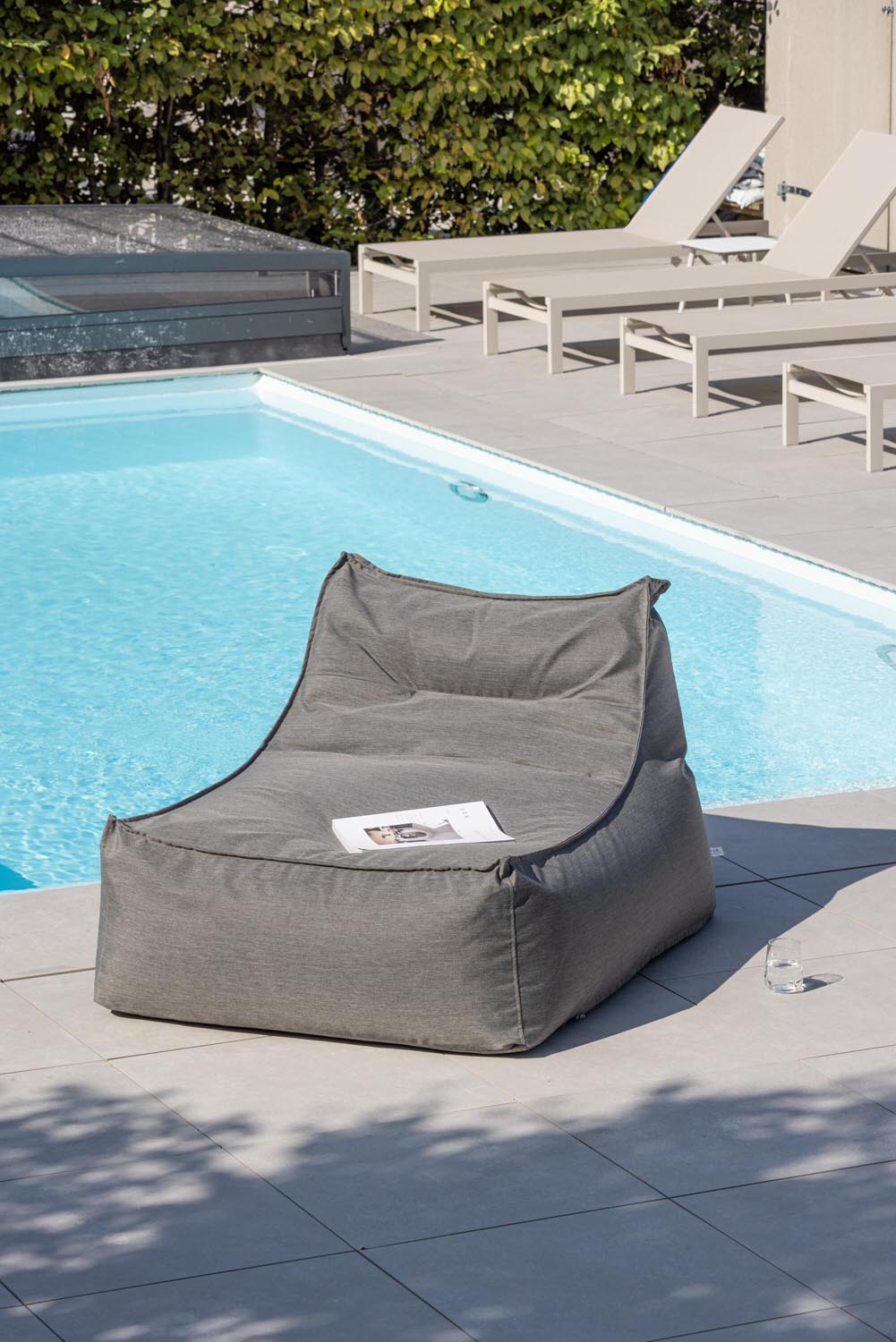 Redang Lounge Stuhl in Dunkelgrau präsentiert im Onlineshop von KAQTU Design AG. Outdoor-Sessel ist von Venture Home