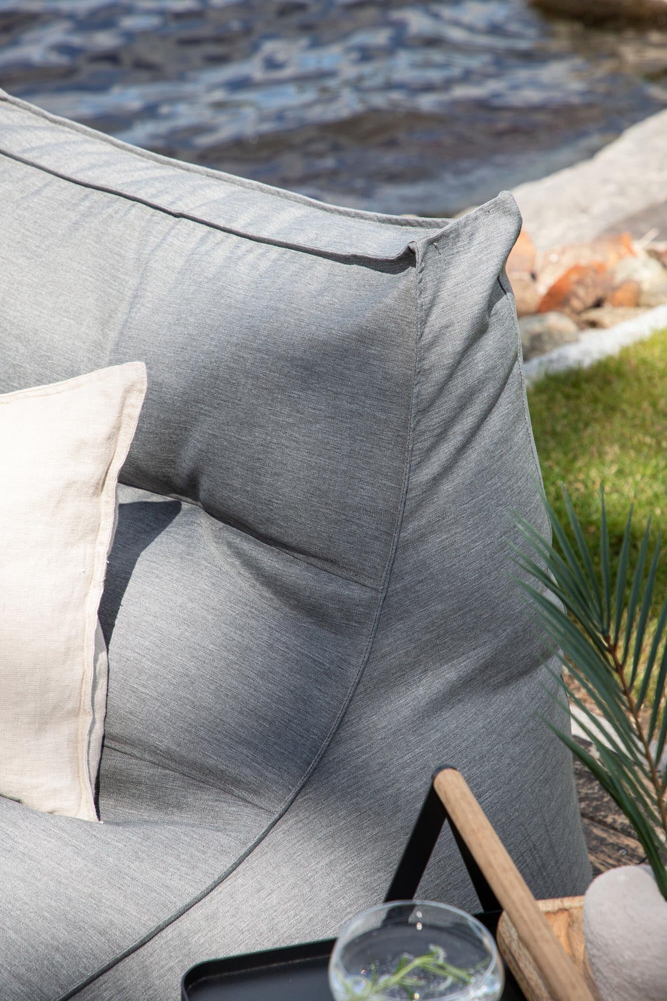 Der Redang Lounge Stuhl von Venture Home kombiniert modernes Design mit Komfort, perfekt für stilvolle Wohnbereiche.