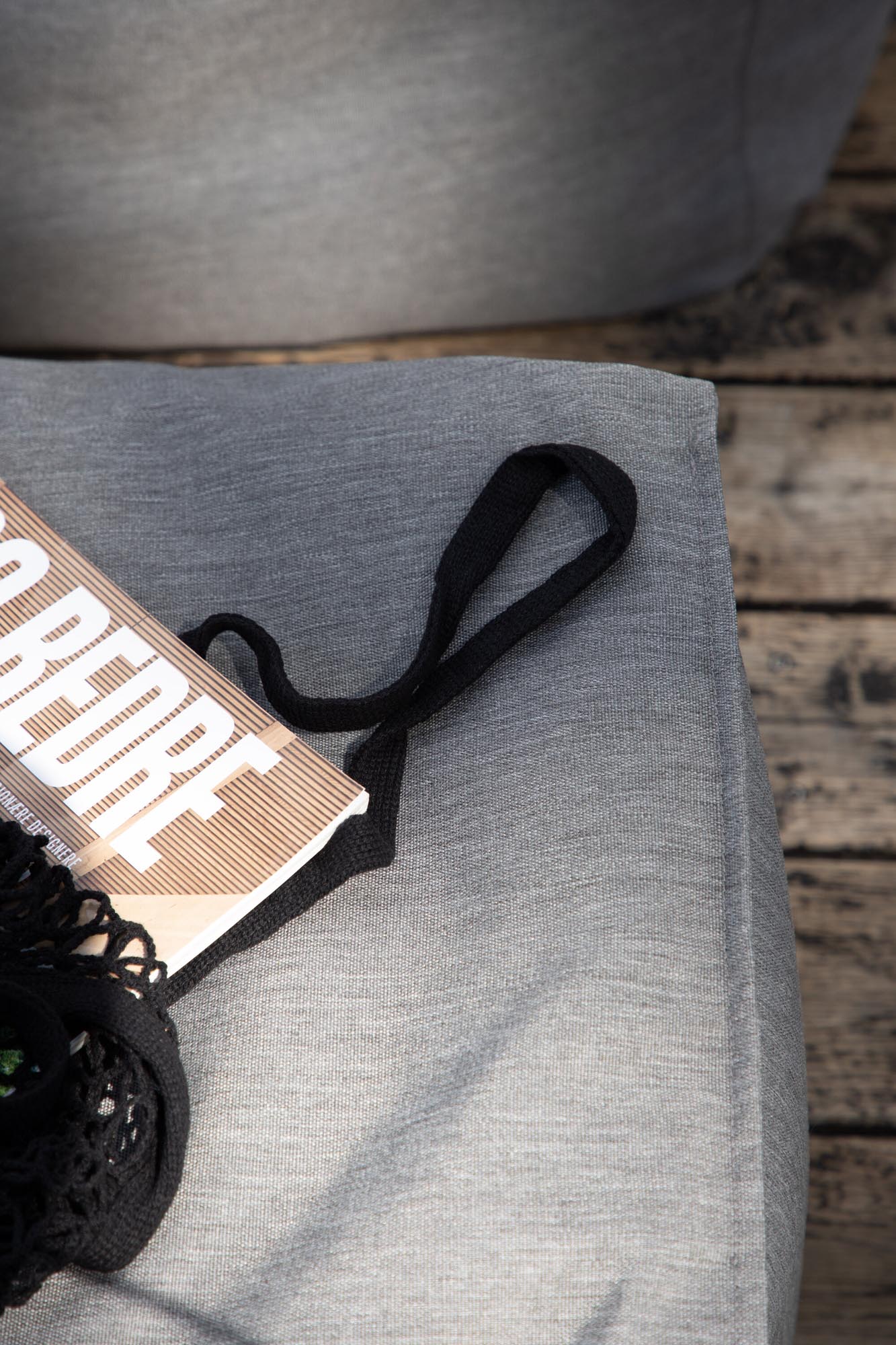 Entspannen Sie stilvoll mit dem Redang Ottoman von Venture Home. Dieser graue Ottoman bietet mit seinen großzügigen 75 x 40 cm viel Platz für Komfort, sowohl drinnen als auch draußen.