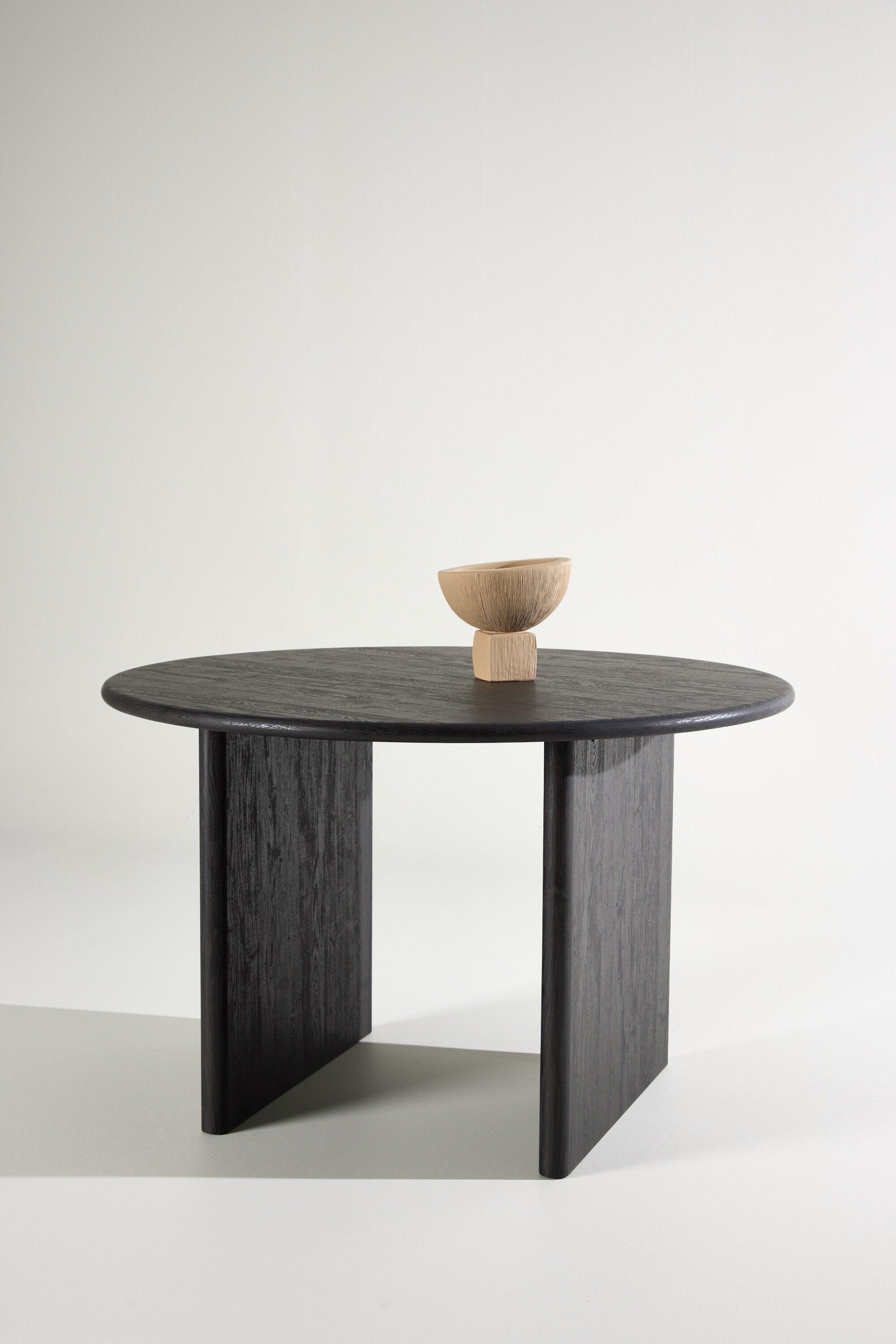 Björholmen Esstisch ⌀120 in Schwarz präsentiert im Onlineshop von KAQTU Design AG. Esstisch ist von Vind