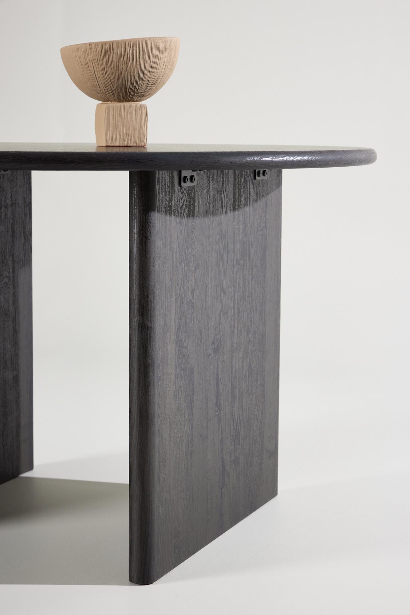 Erleben Sie den Björholmen Esstisch ⌀120 von Vind – ein stilvolles, platzsparendes Möbelstück, das Eleganz und Funktionalität vereint.