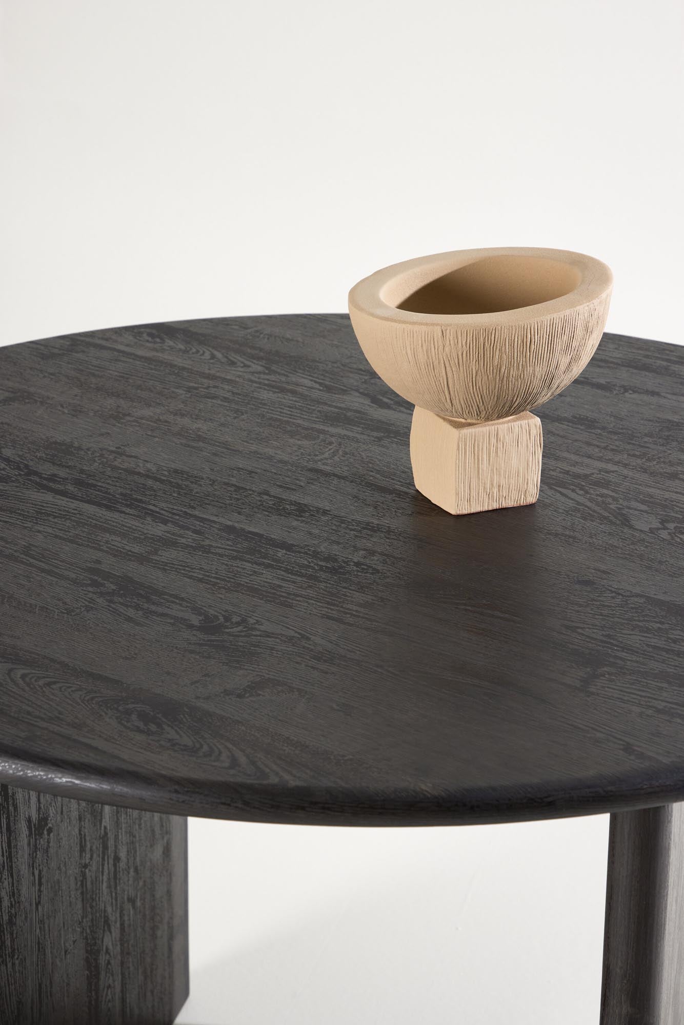 Entdecken Sie den Björholmen Esstisch ⌀120 von Vind – ideal für kleine Räume, robust und elegant, perfekt für gesellige Momente.