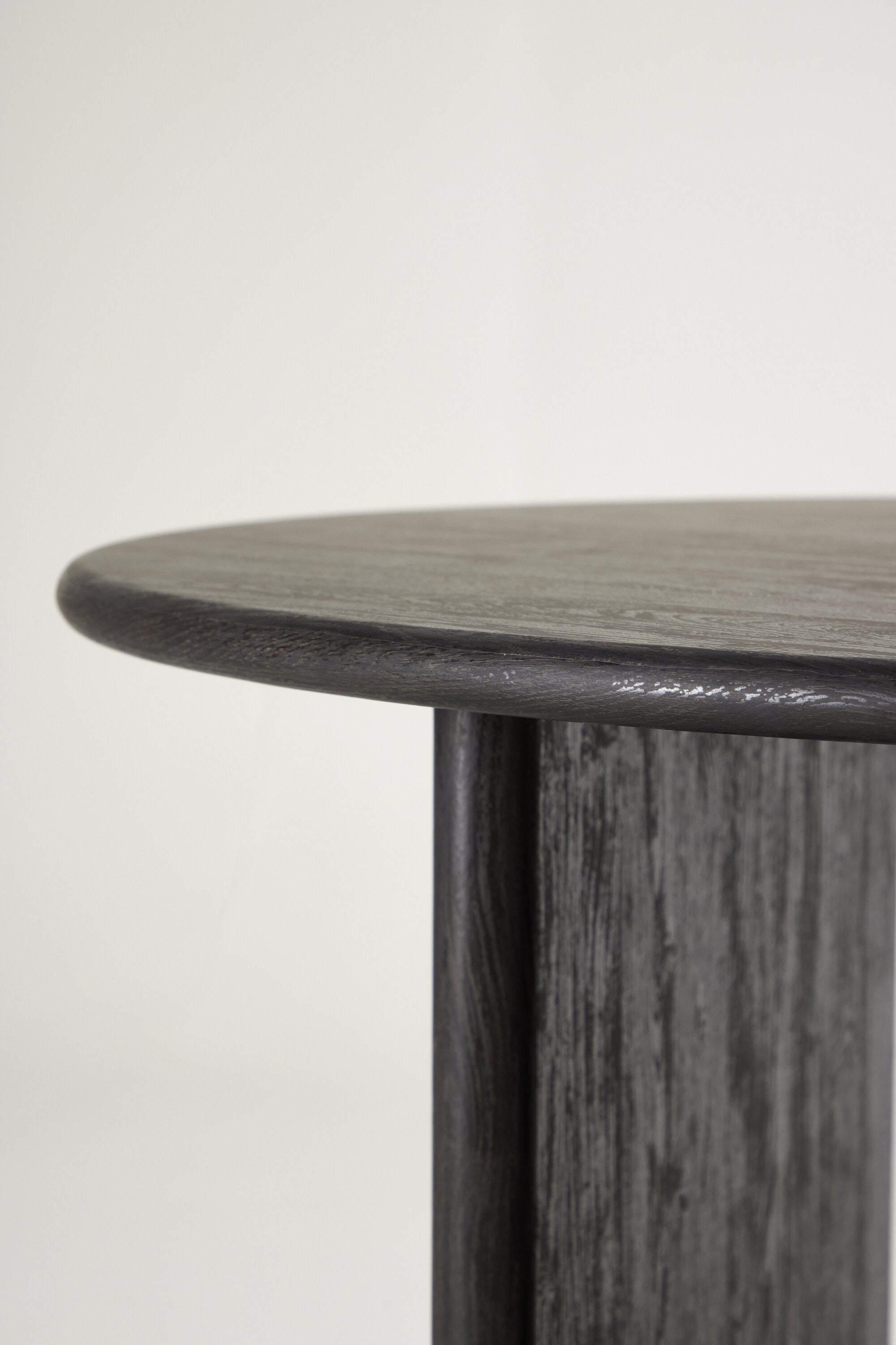 Björholmen Esstisch ⌀120 in Schwarz präsentiert im Onlineshop von KAQTU Design AG. Esstisch ist von Vind
